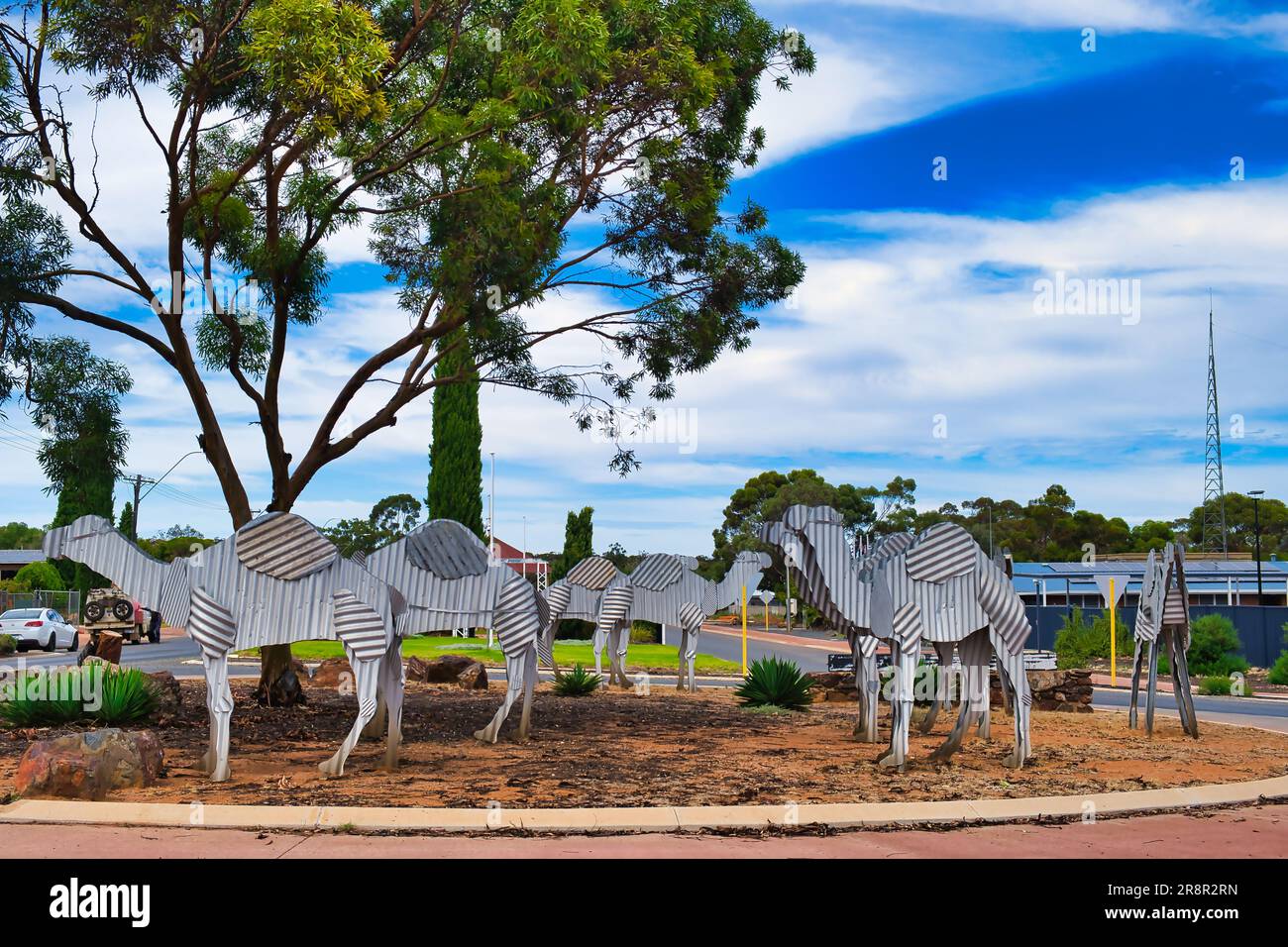 La rotonda di Tin Camel a Norseman, Australia Occidentale, è un tributo ai primi treni a cammello che trasportavano merci attraverso l'entroterra australiano. Foto Stock