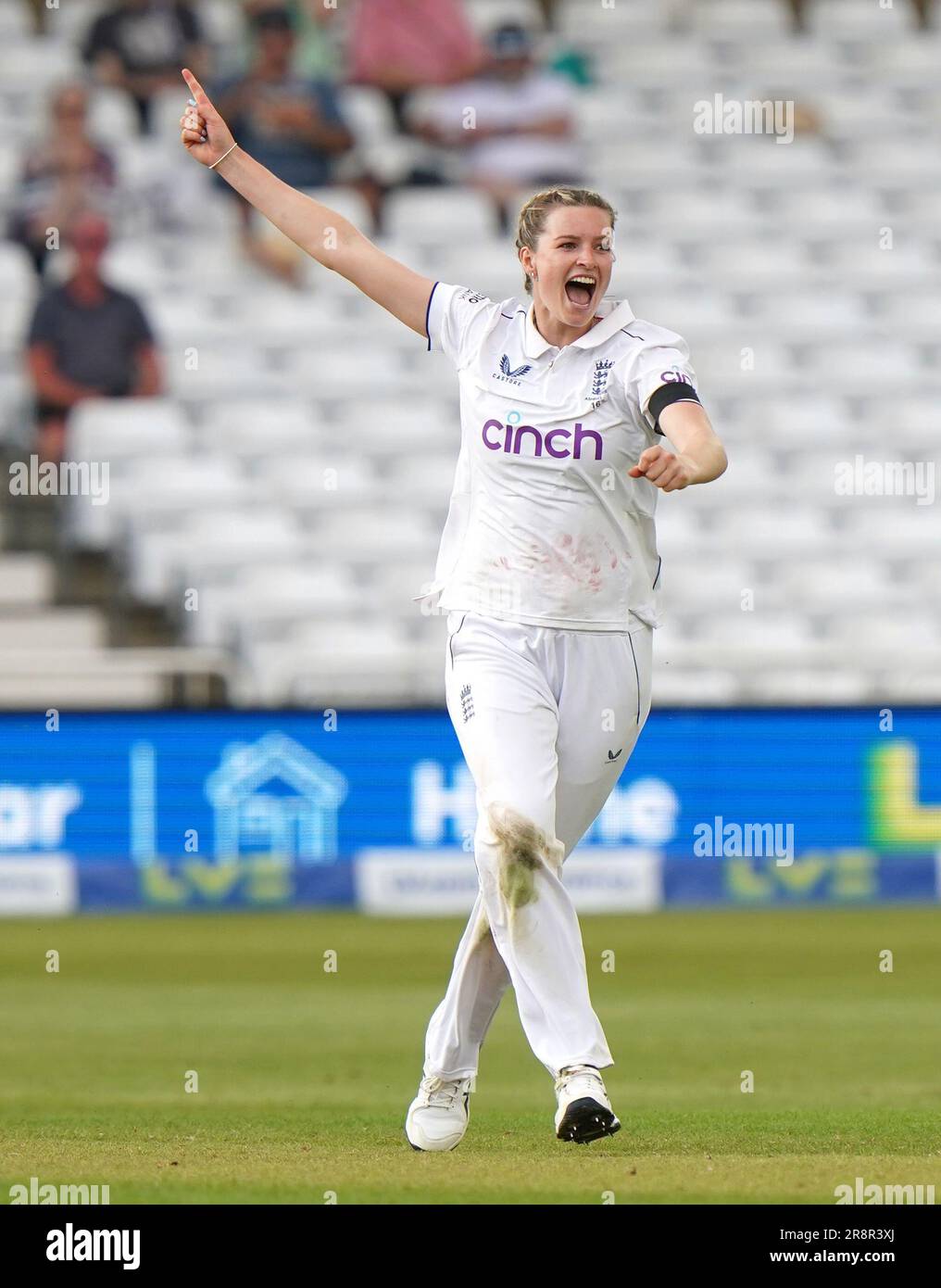 Il Lauren Bell in Inghilterra celebra il wicket dell'Ashleigh Gardner in Australia durante il giorno uno della prima partita di test delle Ashes femminili al Trent Bridge, Nottingham. Data immagine: Giovedì 22 giugno 2023. Foto Stock