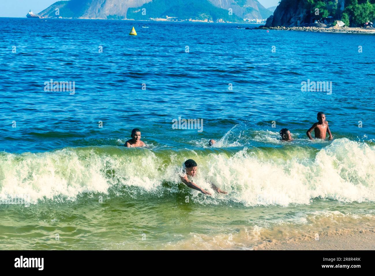 Giovani che giocano in spiaggia, Rio de Janeiro, Brasile Foto Stock