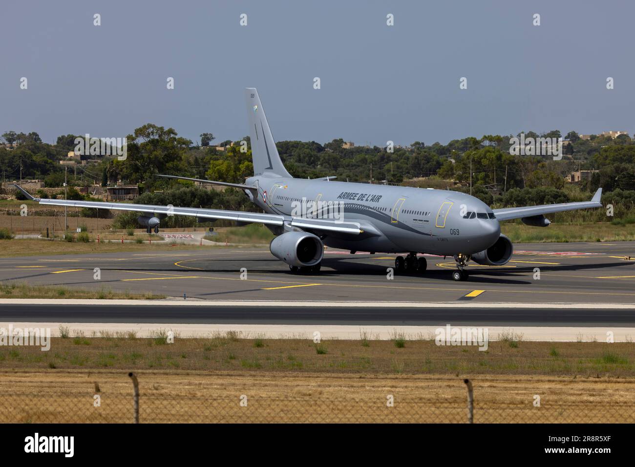 L'Airbus dell'Aeronautica Francese A330-243(MRTT) Phenix (Reg: MRTT069) parte da Malta dopo essere stato dipinto presso le strutture ACM. Foto Stock