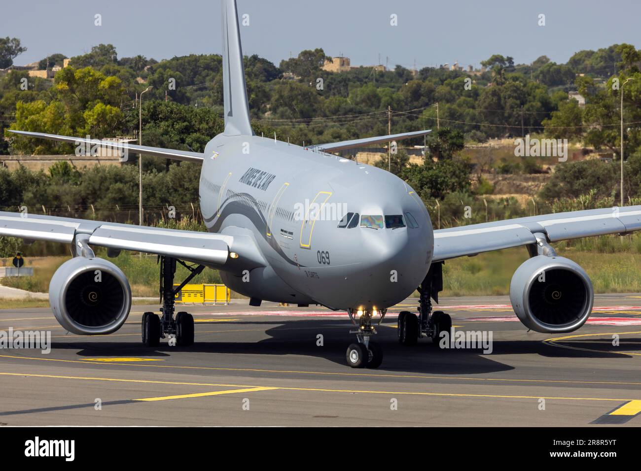 L'Airbus dell'Aeronautica Francese A330-243(MRTT) Phenix (Reg: MRTT069) parte da Malta dopo essere stato dipinto presso le strutture ACM. Foto Stock