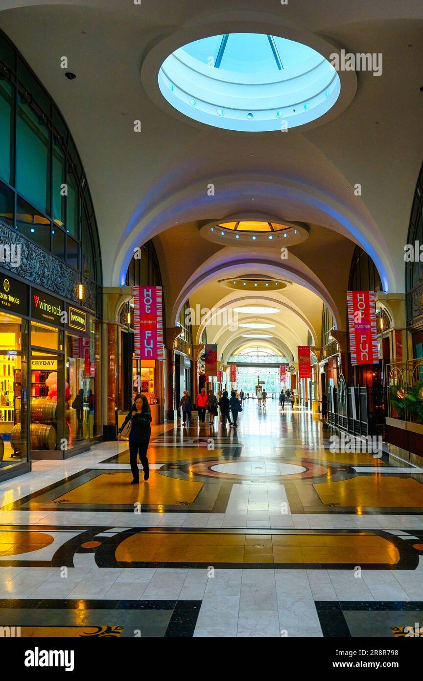 Fallsview Casino Resort, Niagara Falls City, Canada. Architettura interna dei corridoi nell'area del centro commerciale. Foto Stock
