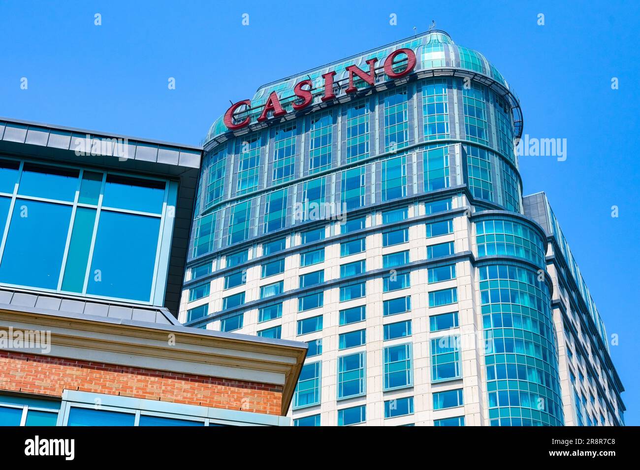 Fallsview Casino Resort, Niagara Falls City, Canada. Vista ad angolo basso dell'architettura esterna o della facciata dell'edificio Foto Stock