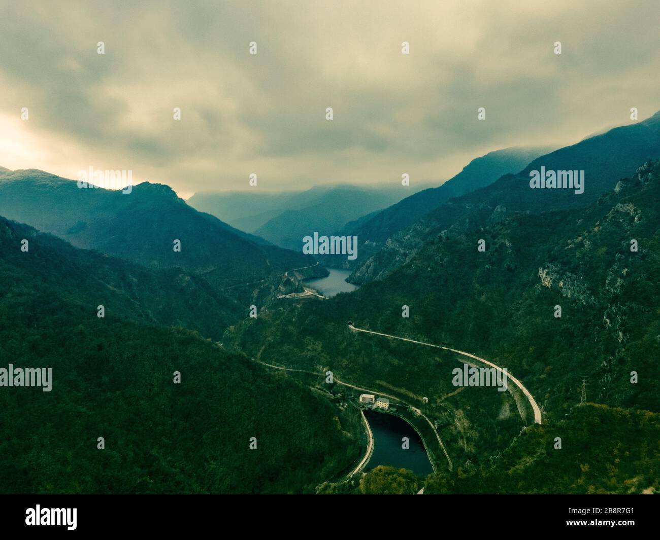 Una vista aerea delle montagne verdi Foto Stock