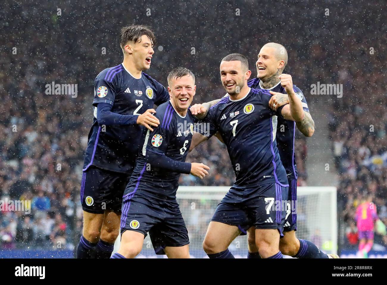 Callum McGregor (8), John McGinn (7), Aaron Hickey (2) e Lyndon Dykes (9) celebrano Callum McGregor segnando un gol per la Scozia durante l'europea Foto Stock