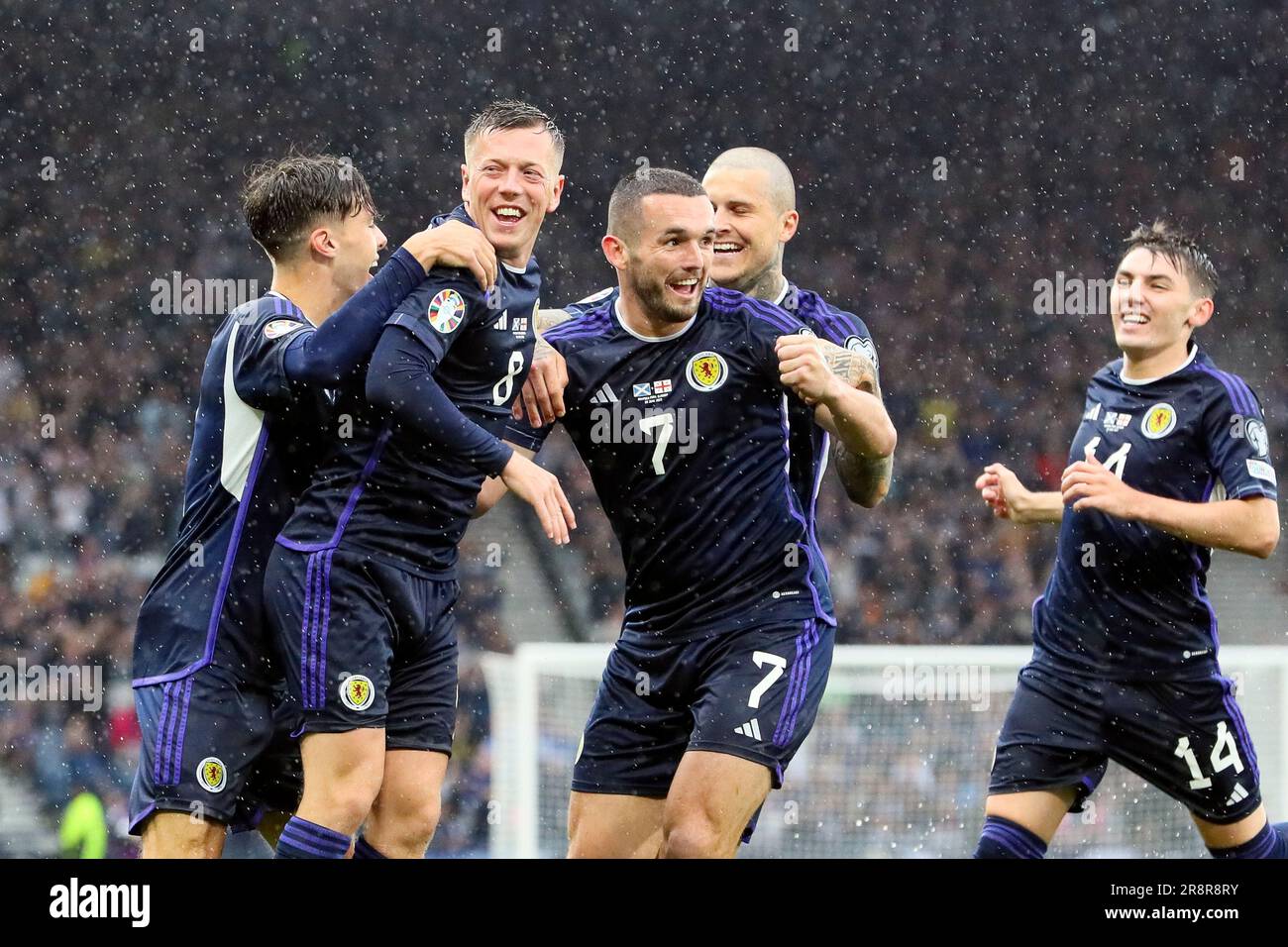 Callum McGregor (8), John McGinn (7), Aaron Hickey (2) e Lyndon Dykes (9) e Billy Gilmour (14) celebrano Callum McGregor segnando un gol per Scot Foto Stock