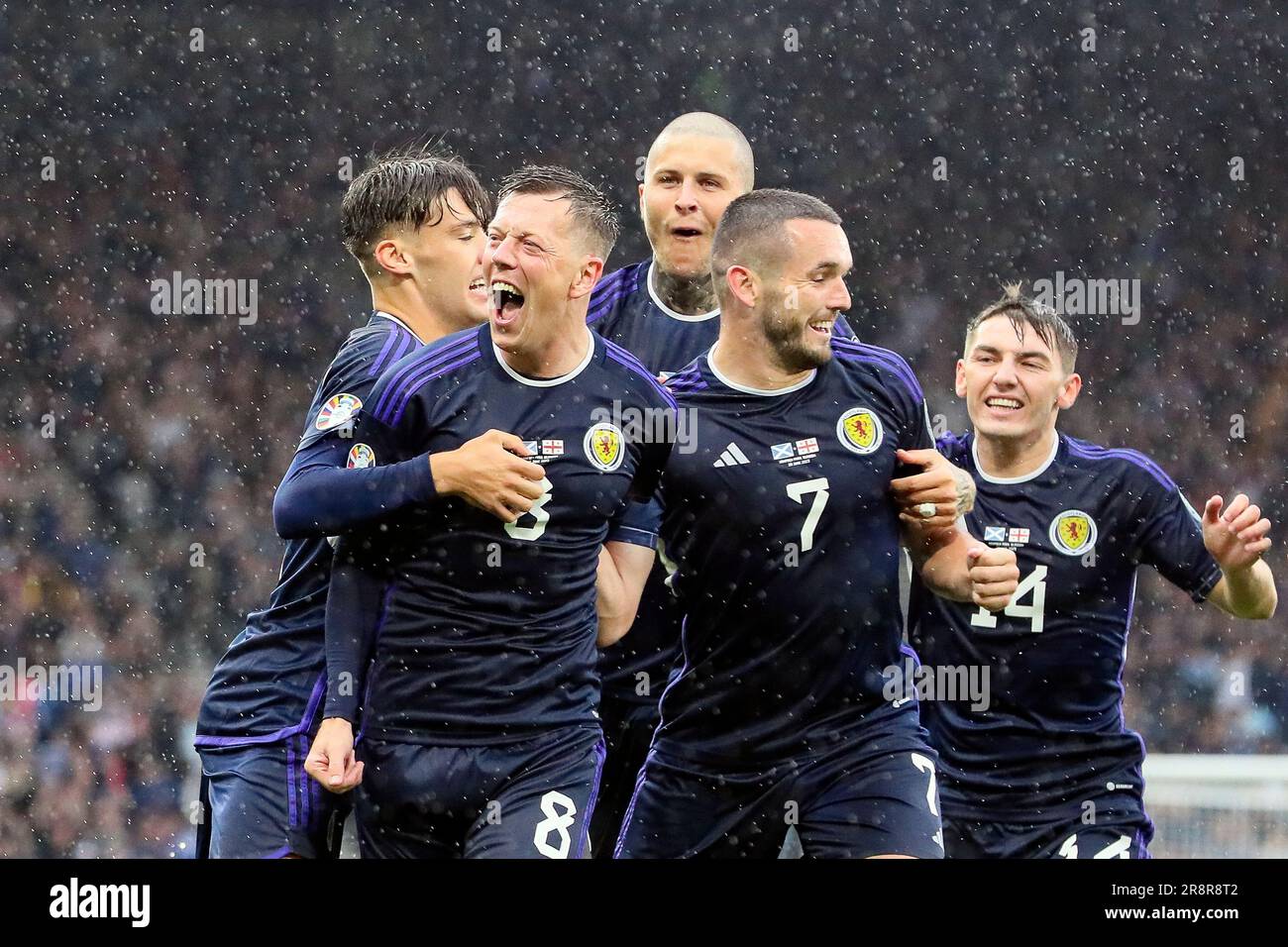 Callum McGregor (8), John McGinn (7), Aaron Hickey (2) e Lyndon Dykes (9) e Billy Gilmour (14) celebrano Callum McGregor segnando un gol per Scot Foto Stock