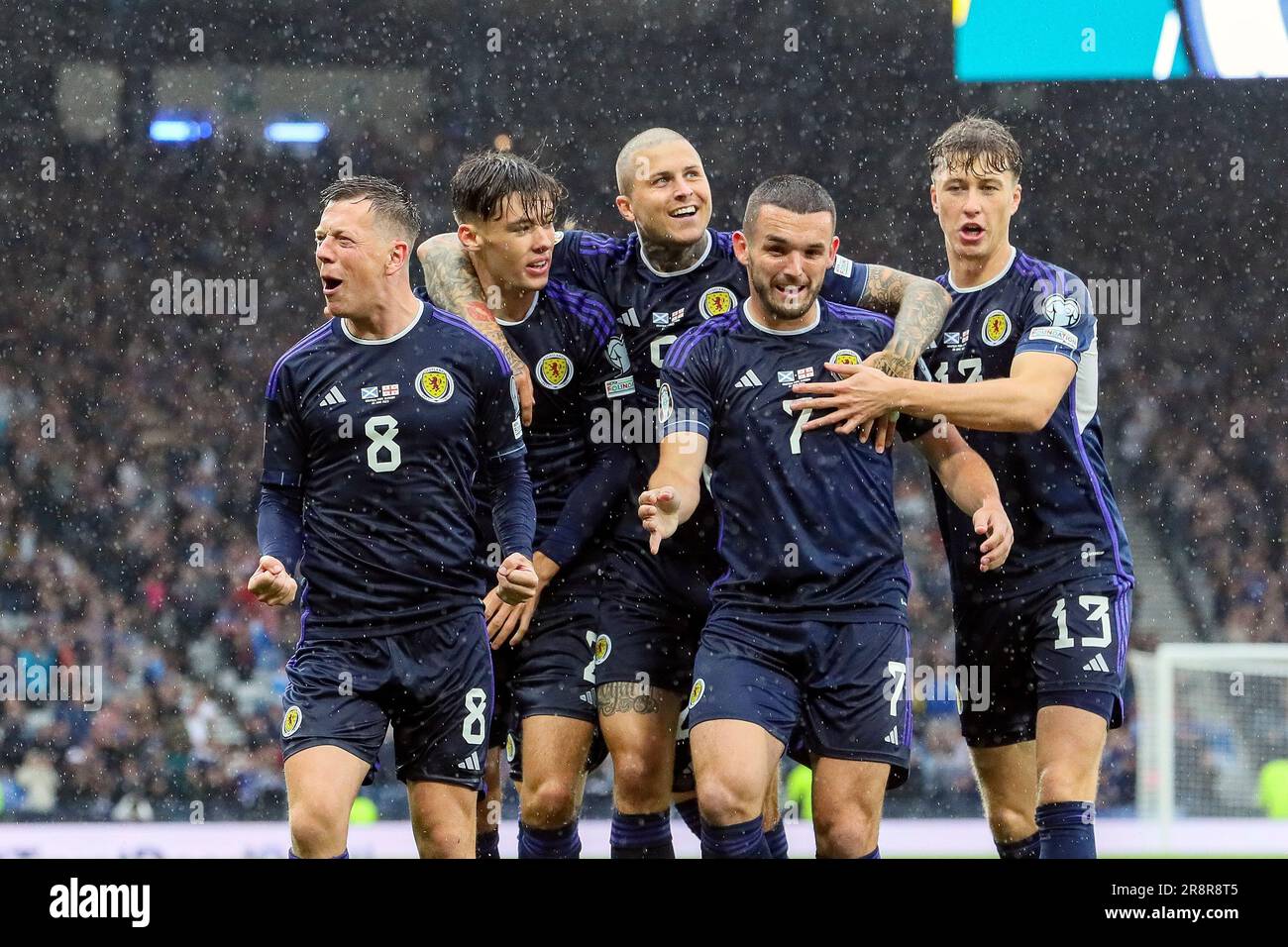 Callum McGregor (8), John McGinn (7), Aaron Hickey (2) e Lyndon Dykes (9) e Jack hendry (13) celebrano Callum McGregor segnando un gol per Scotla Foto Stock