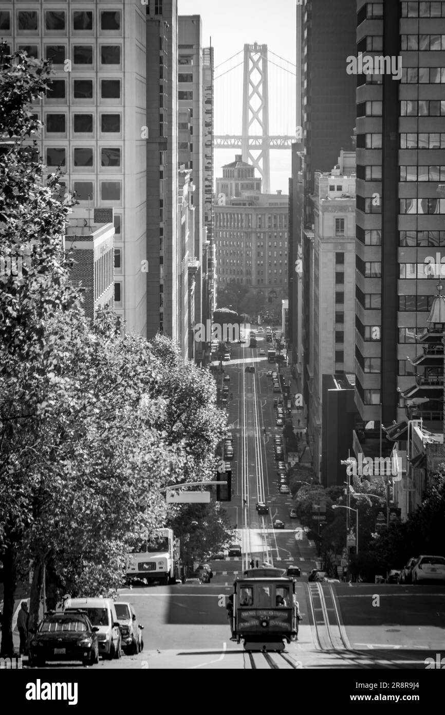 Vista classica del centro di San Francisco con il famoso ponte Oakland Bay Bridge in bianco e nero a San Francisco Foto Stock