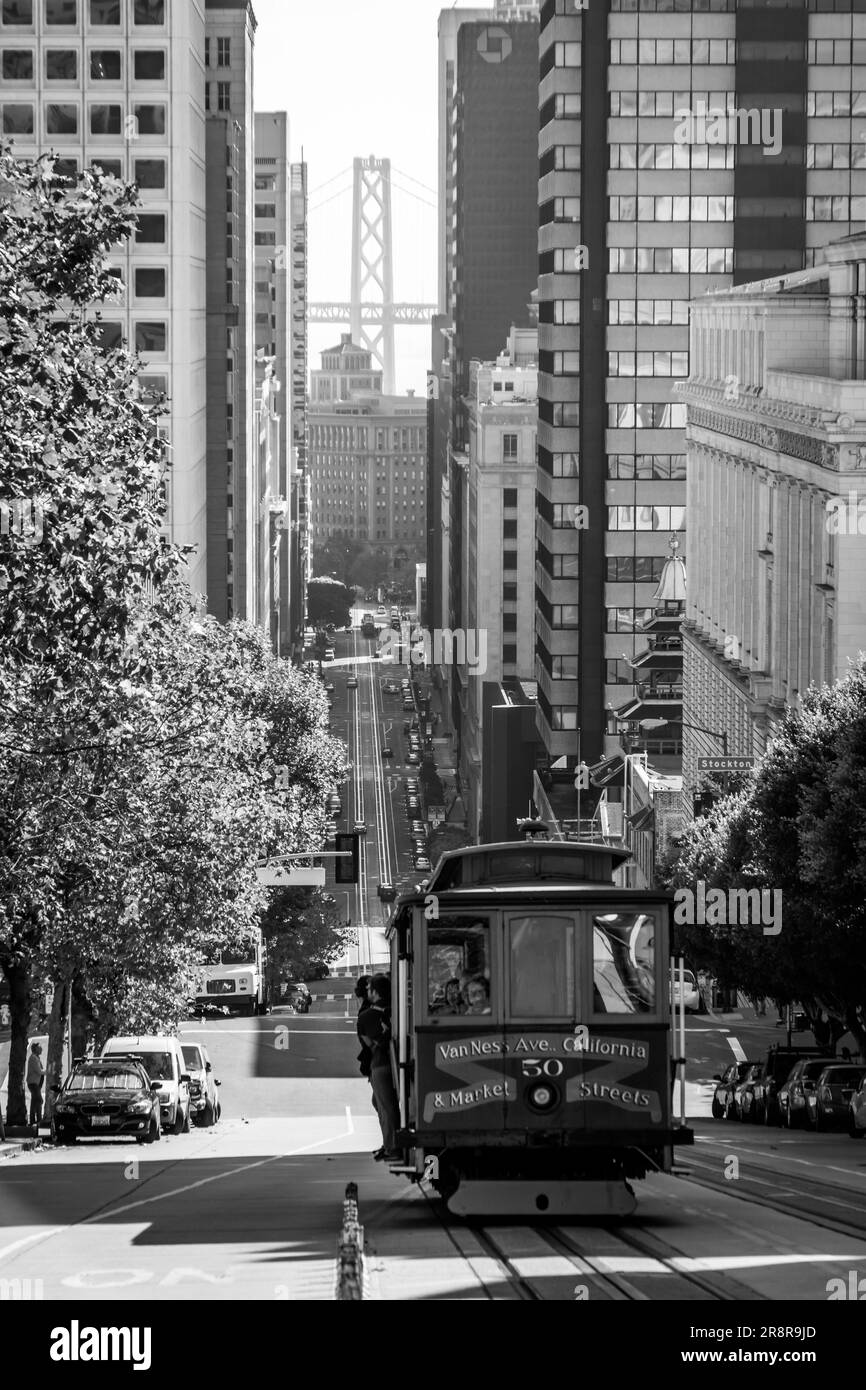 Vista classica del centro di San Francisco con il famoso ponte Oakland Bay Bridge in bianco e nero a San Francisco Foto Stock