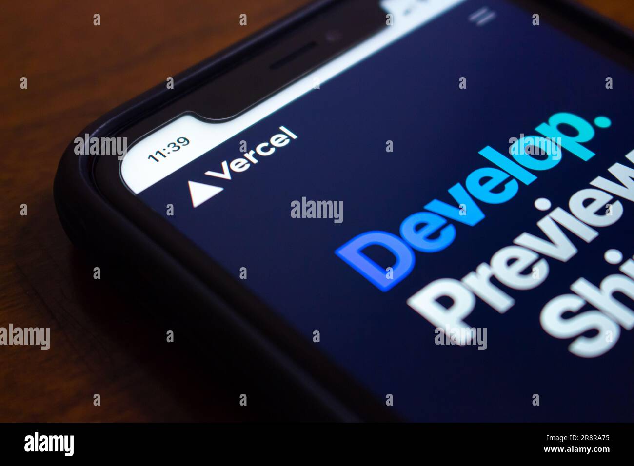 Logo Vercel visibile sul suo sito web su iPhone. Vercel Inc. (In precedenza Zeit) è un'azienda statunitense che opera nel settore cloud PaaS. L'azienda è nota per la manutenzione di Next.js Foto Stock