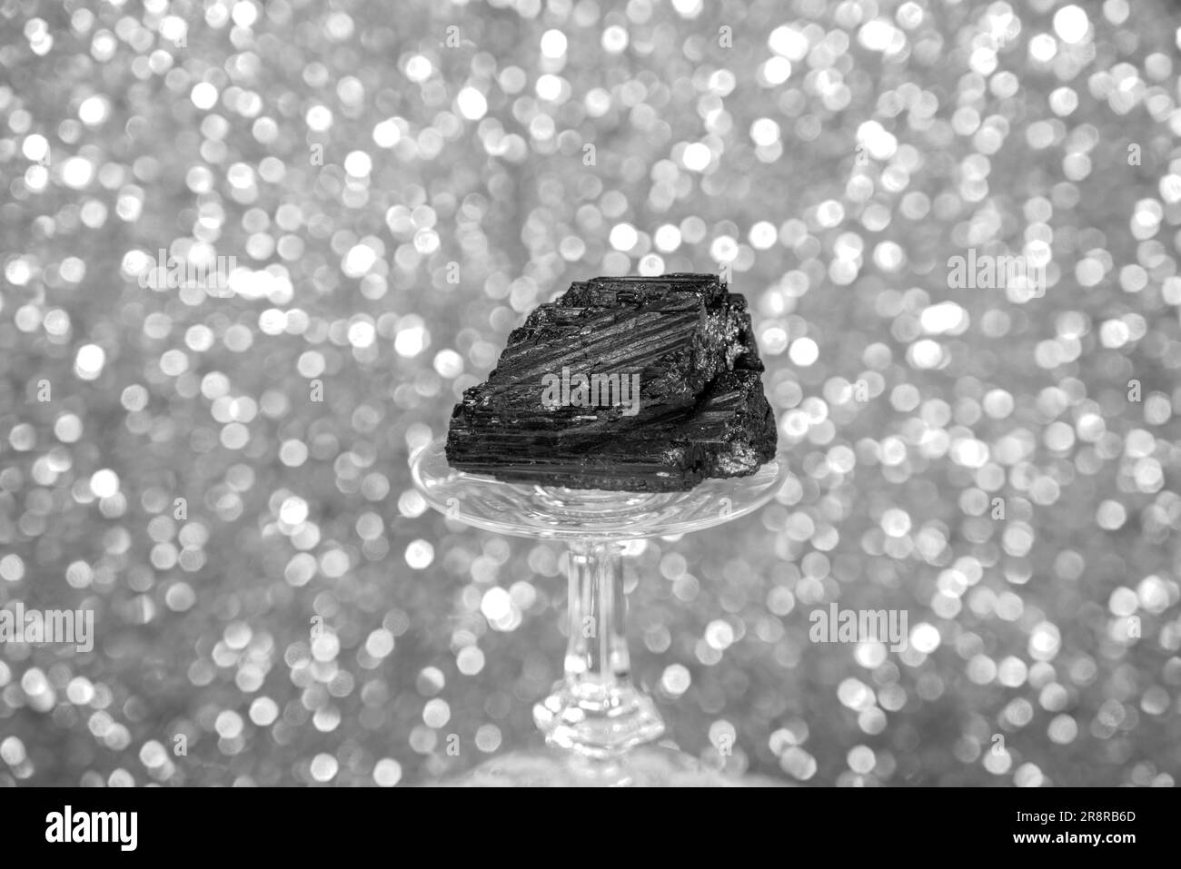 Tormalina nello studio su uno sfondo blu su un vetro di cristallo Foto Stock