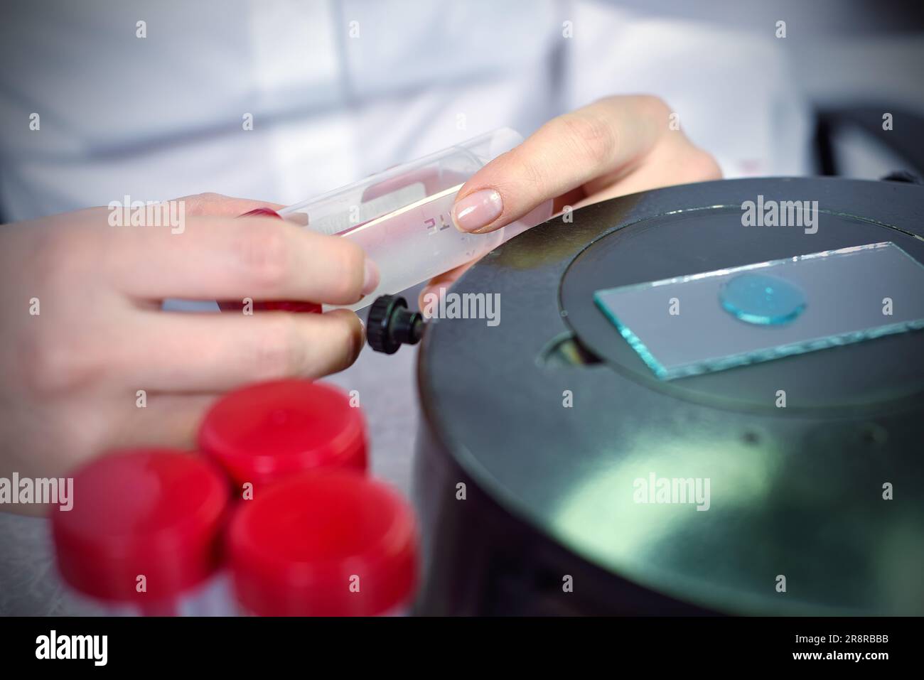 scienziata donna che tiene un campione scientifico nel contenitore Foto Stock
