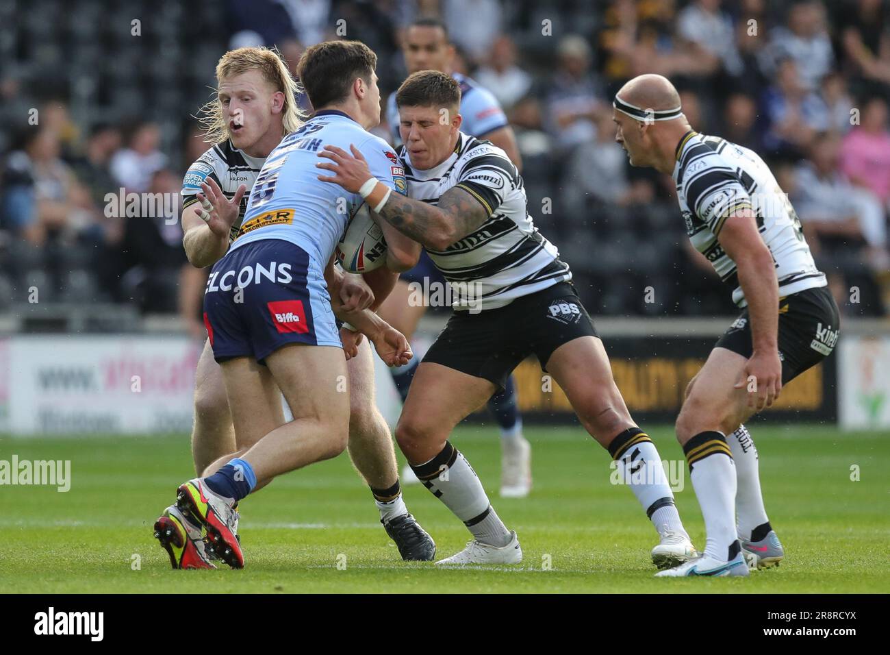 Il tee Ritson #25 di St Helens è affrontato da Brad Fash #13 di Hull FC ...