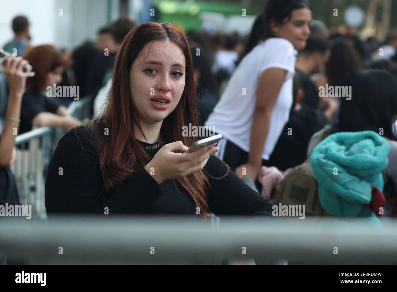 22 giugno 2023, Brasile, São Paulo: Una giovane donna grida di fronte allo stadio Allianz Parque perché non ha ricevuto i biglietti per il 'The Eere Tour' di Taylor Swift nonostante la lunga attesa. Dopo i disordini durante le vendite di biglietti nella metropoli brasiliana, sono stati annunciati due nuovi concerti della cantante statunitense in Brasile. Foto: Allison Sales/dpa Foto Stock