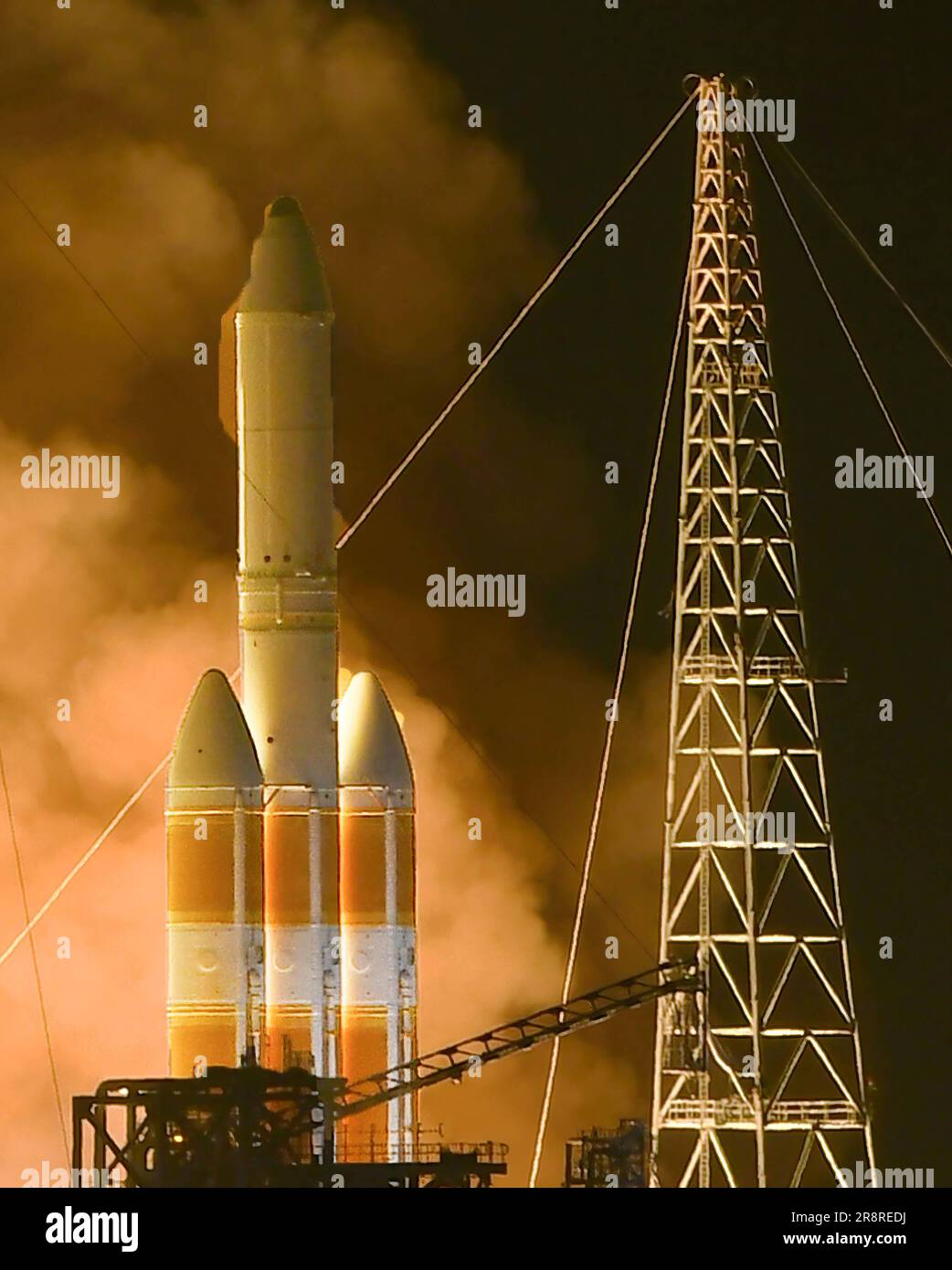 Cape Canaveral, Stati Uniti. 22nd giugno, 2023. Un razzo pesante United Launch Alliance Delta IV si solleva dal pad 37B presso la Cape Canaveral Space Force Station alle 5:18:00 EDT il 22 giugno 2023 a Cape Canaveral. Il razzo trasporta un satellite spia classificato per l'Ufficio Nazionale di Riconoscimento. (Foto di Paul Hennessy/SOPA Images/Sipa USA) Credit: Sipa USA/Alamy Live News Foto Stock