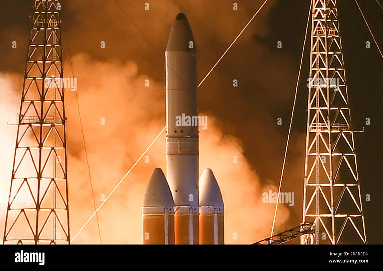 Cape Canaveral, Stati Uniti. 22nd giugno, 2023. Un razzo pesante United Launch Alliance Delta IV si solleva dal pad 37B presso la Cape Canaveral Space Force Station alle 5:18:00 EDT il 22 giugno 2023 a Cape Canaveral. Il razzo trasporta un satellite spia classificato per l'Ufficio Nazionale di Riconoscimento. (Foto di Paul Hennessy/SOPA Images/Sipa USA) Credit: Sipa USA/Alamy Live News Foto Stock