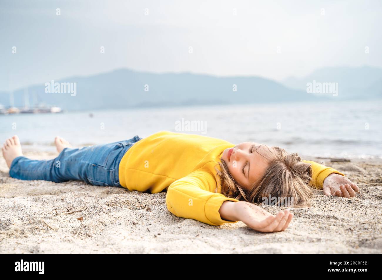 Solo bella ragazza triste adolescente siede pensieroso sulla spiaggia di sabbia. Sogni,ansia,preoccupazioni per il futuro,amici della scuola, genitori. Bullismo teen, ps Foto Stock