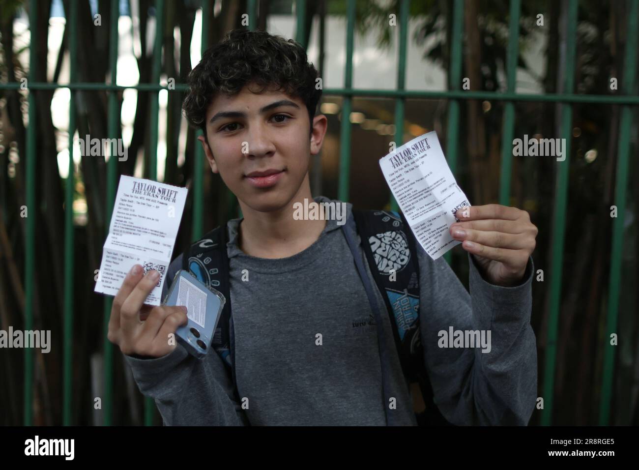 22 giugno 2023, Brasile, São Paulo: Un ragazzo mostra le tessere appena acquistate allo stadio Allianz Parque per 'The Eere Tour' di Taylor Swift. Dopo i disordini durante le vendite di biglietti nella metropoli brasiliana, sono stati annunciati due nuovi concerti della cantante statunitense in Brasile. I concerti si terranno a novembre. Foto: Allison Sales/dpa Foto Stock