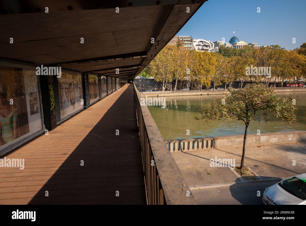 Georgia, Tbilisi - 29 ottobre 2020: Ponte a Tbilisi. Estratto dal viaggio. Foto Stock