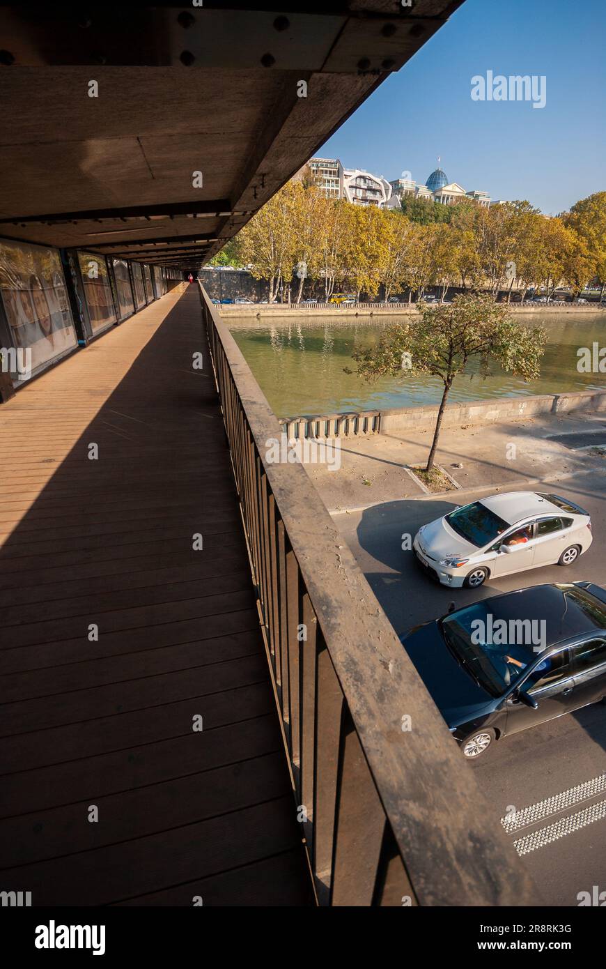 Georgia, Tbilisi - 29 ottobre 2020: Ponte a Tbilisi. Estratto dal viaggio. Foto Stock