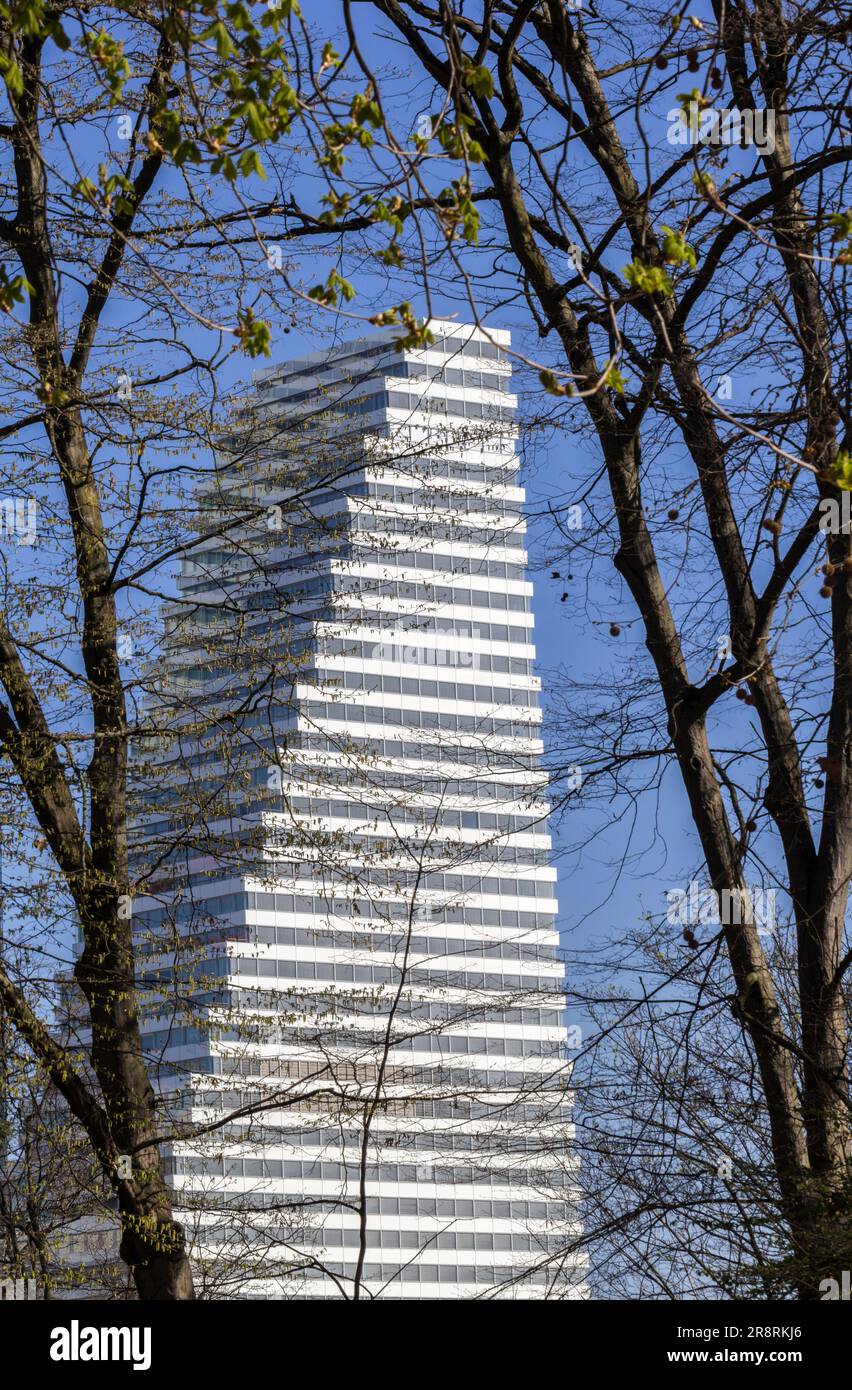 Basilea, Svizzera - 30 marzo 2021: La moderna torre Roche a forma di piramide, situata nella sede della società farmaceutica Roche. Foto Stock