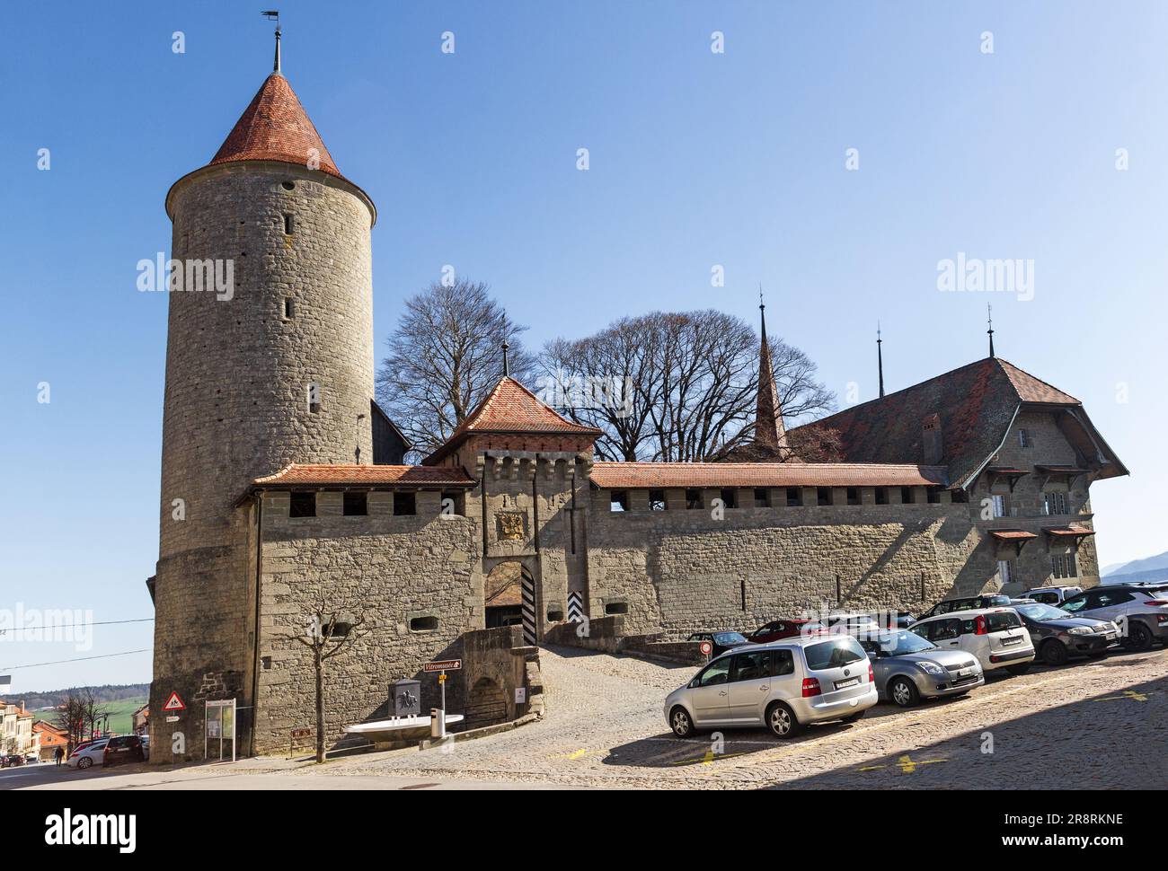 Romont, Svizzera - 01 aprile 2021: Castello di Romont, costruito da Pietro II di Savoia intorno al 1240. Oggi è un museo. Canton Freibourg, Svizzera Foto Stock