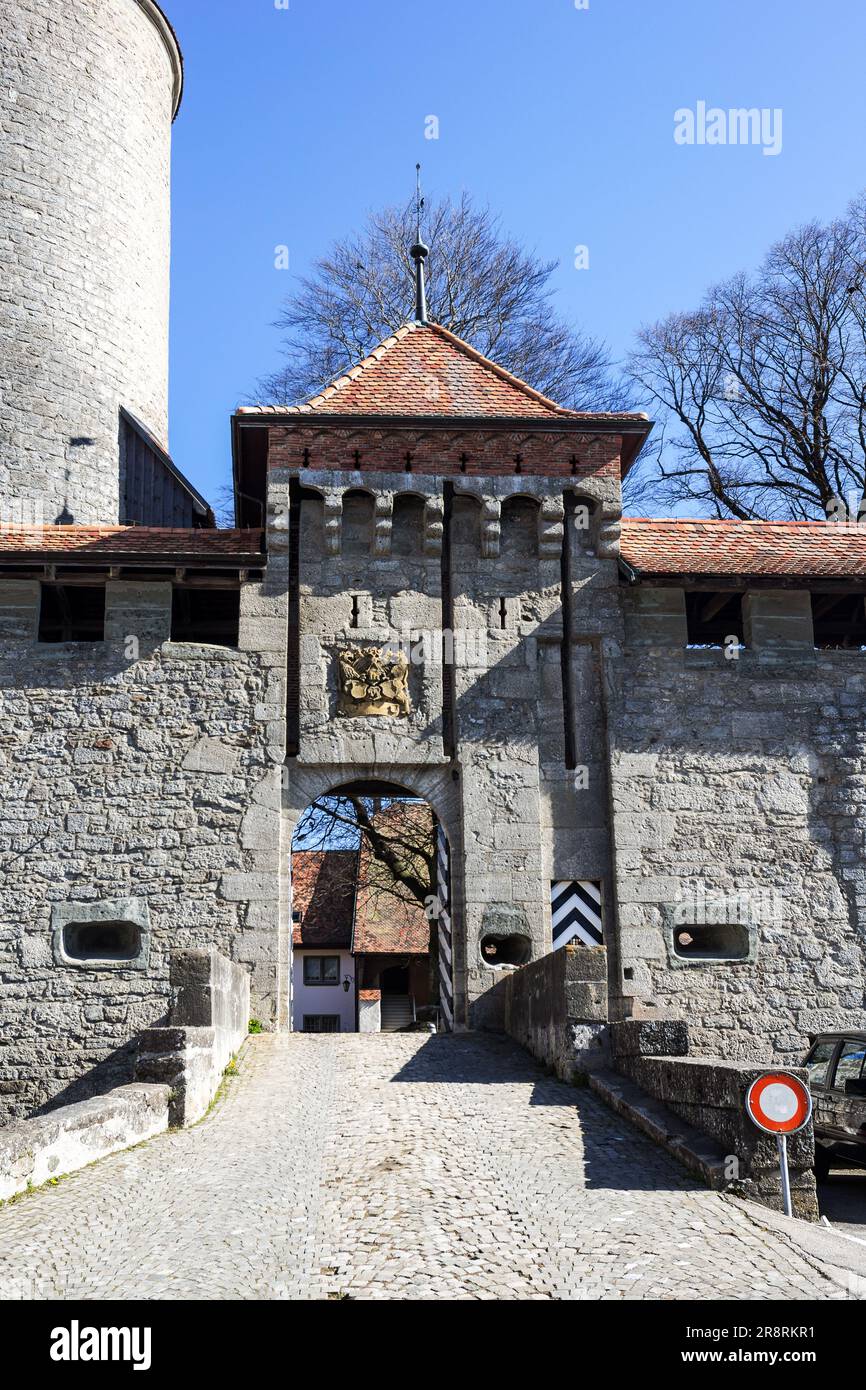 Romont, Svizzera - 01 aprile 2021: Porta del Castello Romont, costruita da Pietro II di Savoia intorno al 1240. Oggi è un museo. Canton Freibourg, Switze Foto Stock