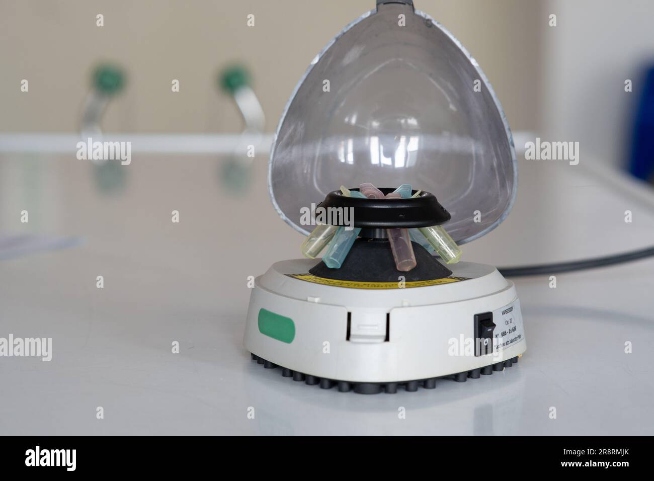 Centrifuga per microprovette per analisi genetiche in laboratorio. Foto Stock