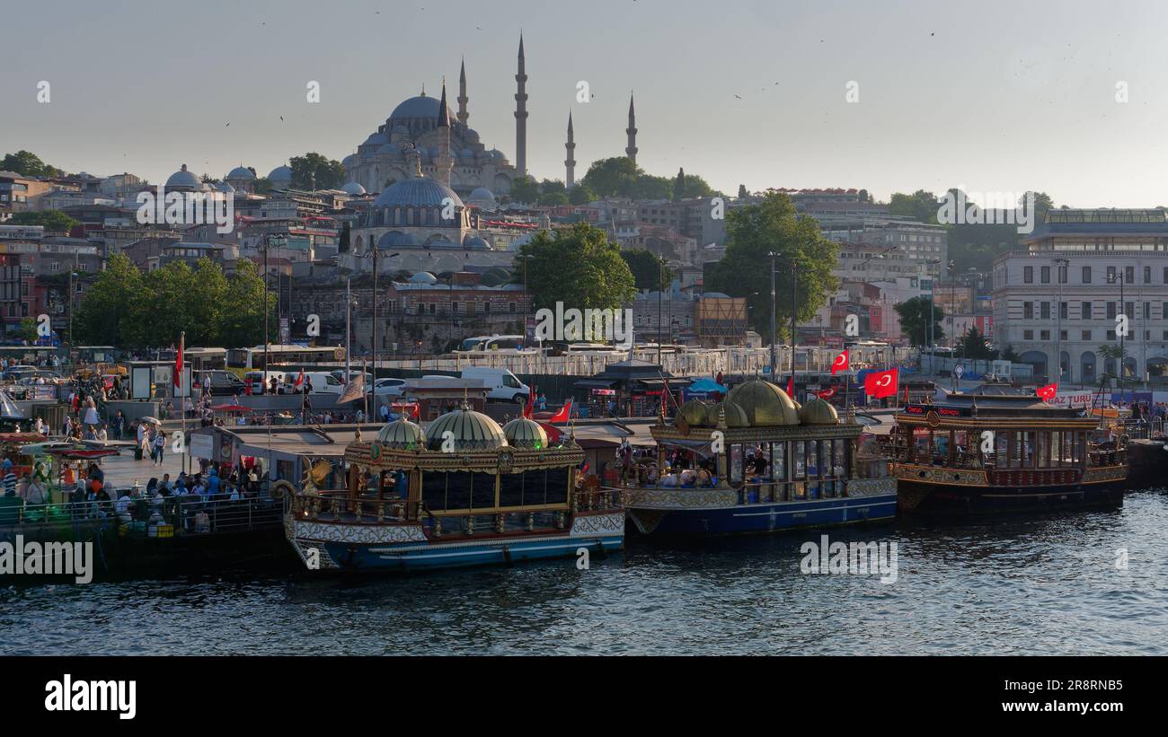 Balik Ekmek (sandwich di pesce) batte a Eminonu accanto al fiume Corno d'Oro a Istanbul, Turchia. Moschea Suleymaniye sulla collina dietro Foto Stock