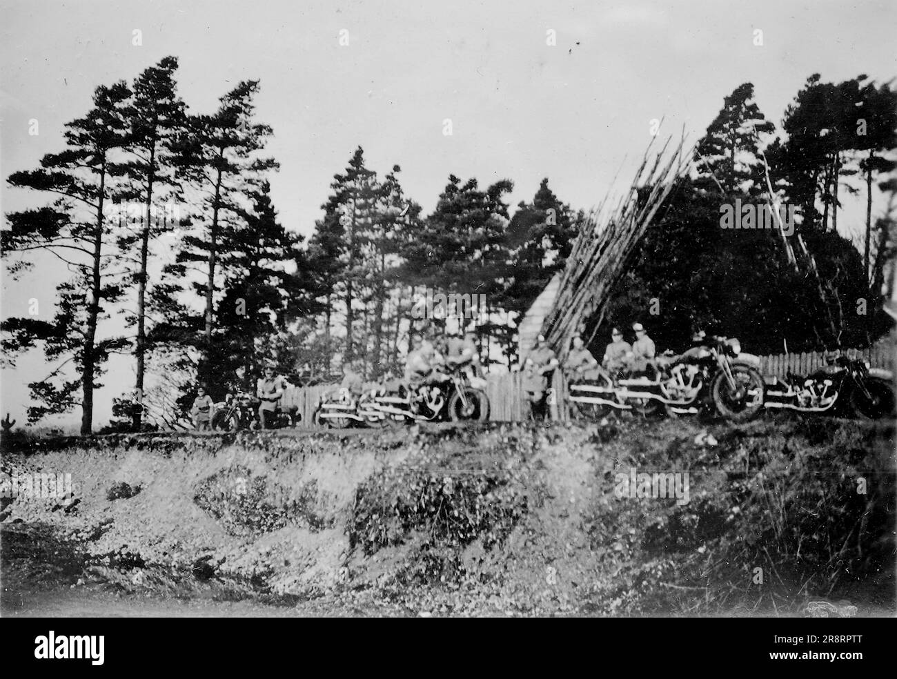 Un gruppo militare in una zona boschiva con motociclette. Si tratta di una fotografia tratta da un album di scatti principalmente istantanee, c1929, durante l'occupazione della Palestina da parte dell'esercito britannico, con foto dalla Palestina e dal Regno Unito tra cui devil's Jump vicino a Churt nel Surrey e devil's Punch Bowl. L'addestramento sembra essere a Hursley Camp, vicino a Winchester. La Gran Bretagna amministrò la Palestina per conto della società delle Nazioni tra il 1920 e il 1948, un periodo denominato "mandato britannico”. Foto Stock