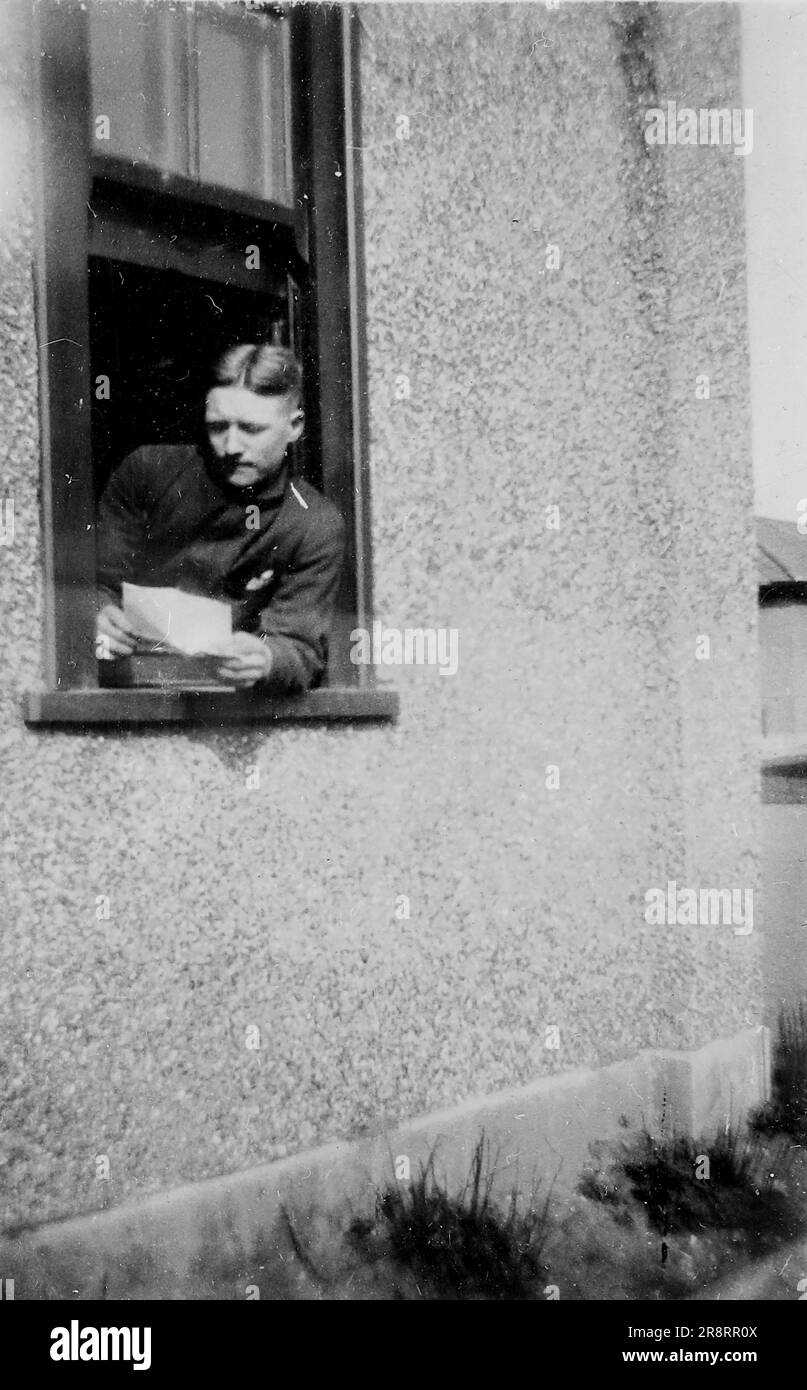 Un uomo in uniforme militare appoggiato da una finestra, con una lettera in mano. Si tratta di una fotografia tratta da un album di scatti principalmente istantanee, c1929, durante l'occupazione della Palestina da parte dell'esercito britannico, con foto dalla Palestina e dal Regno Unito tra cui devil's Jump vicino a Churt nel Surrey e devil's Punch Bowl. L'addestramento sembra essere a Hursley Camp, vicino a Winchester. La Gran Bretagna amministrò la Palestina per conto della società delle Nazioni tra il 1920 e il 1948, un periodo denominato "mandato britannico”. Foto Stock