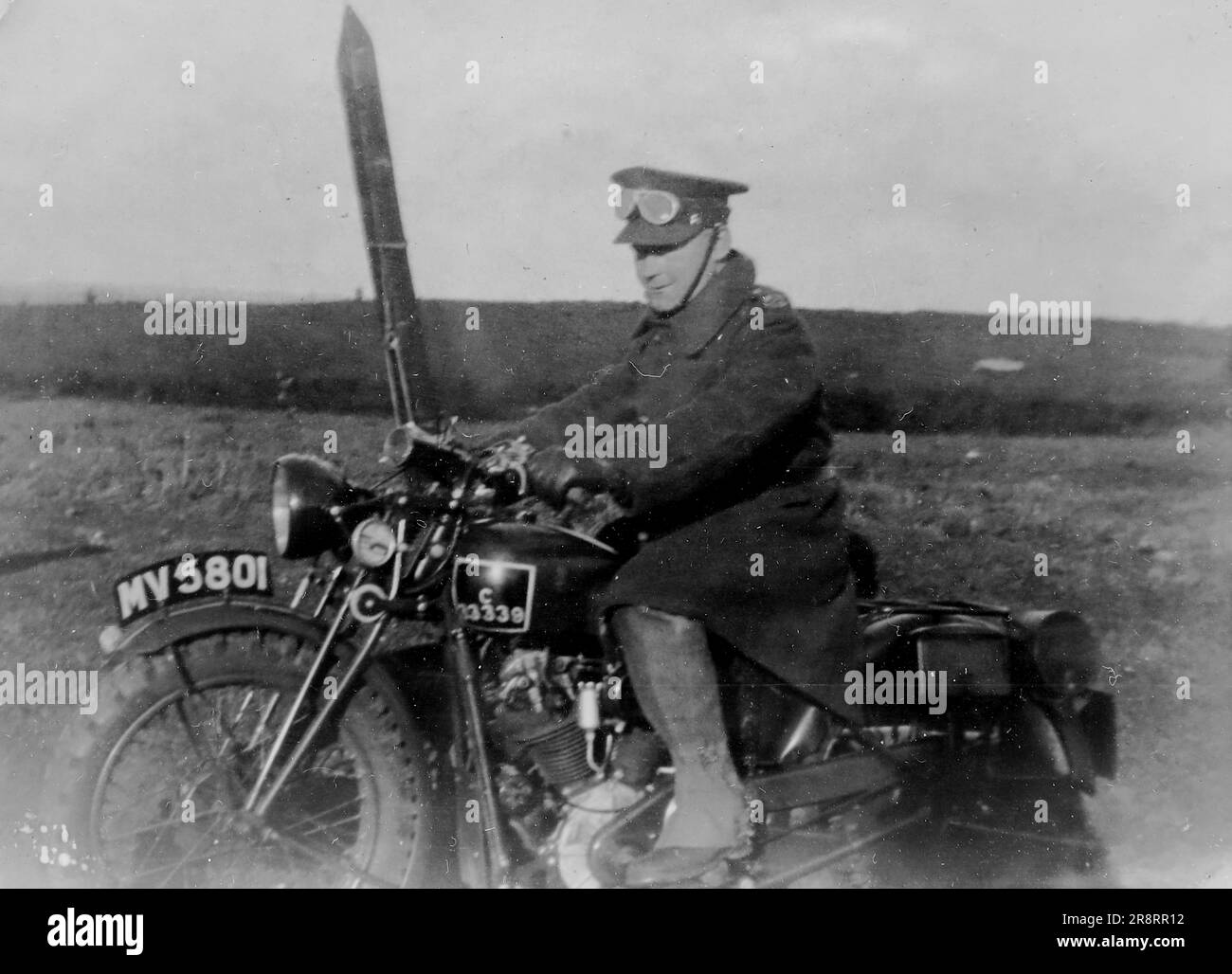 Un uomo con un soprabito militare su una moto. Si tratta di una fotografia tratta da un album di scatti principalmente istantanee, c1929, durante l'occupazione della Palestina da parte dell'esercito britannico, con foto dalla Palestina e dal Regno Unito tra cui devil's Jump vicino a Churt nel Surrey e devil's Punch Bowl. L'addestramento sembra essere a Hursley Camp, vicino a Winchester. La Gran Bretagna amministrò la Palestina per conto della società delle Nazioni tra il 1920 e il 1948, un periodo denominato "mandato britannico”. Foto Stock