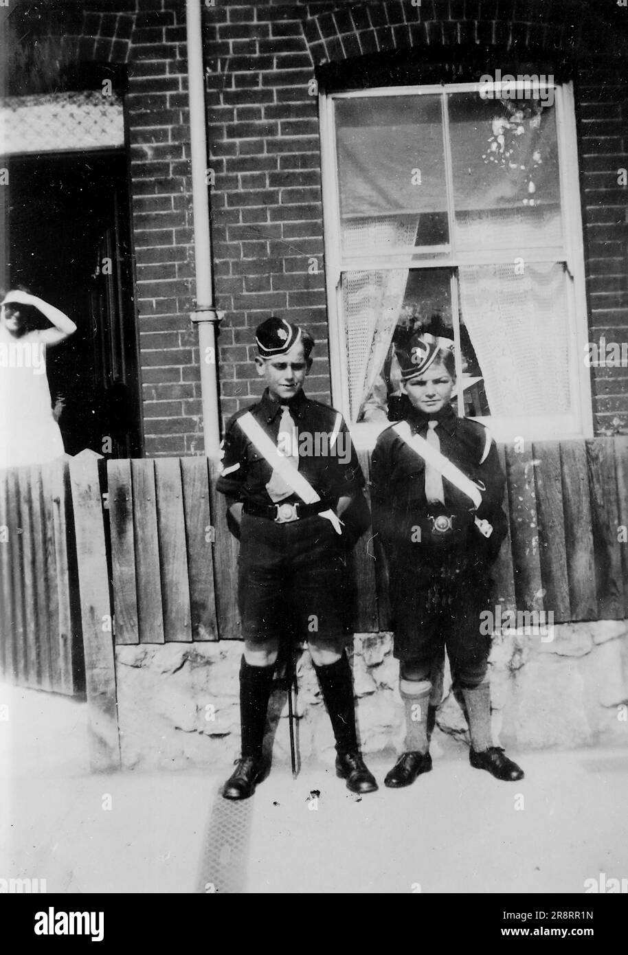 Due ragazzi in piedi fuori da una casa, in uniforme della Boy’s Brigade. Si tratta di una fotografia tratta da un album di scatti principalmente istantanee, c1929, durante l'occupazione della Palestina da parte dell'esercito britannico, con foto dalla Palestina e dal Regno Unito tra cui devil's Jump vicino a Churt nel Surrey e devil's Punch Bowl. L'addestramento sembra essere a Hursley Camp, vicino a Winchester. La Gran Bretagna amministrò la Palestina per conto della società delle Nazioni tra il 1920 e il 1948, un periodo denominato "mandato britannico”. Foto Stock