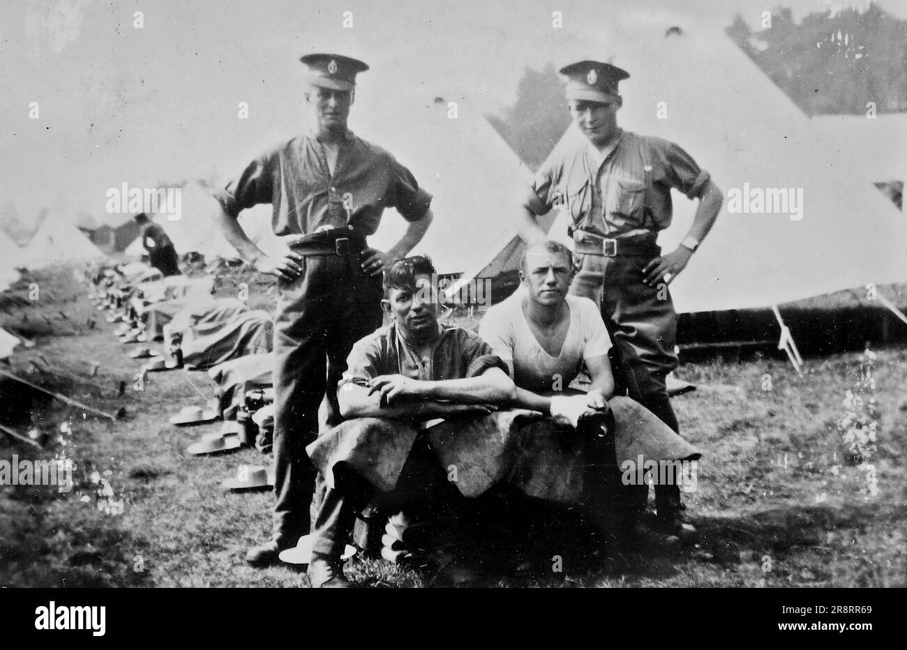 Un gruppo militare di quattro persone accanto alle tende, si crede che si trovi in Palestina. Si tratta di una fotografia tratta da un album di scatti principalmente istantanee, c1929, durante l'occupazione della Palestina da parte dell'esercito britannico, con foto dalla Palestina e dal Regno Unito tra cui devil's Jump vicino a Churt nel Surrey e devil's Punch Bowl. L'addestramento sembra essere a Hursley Camp, vicino a Winchester. La Gran Bretagna amministrò la Palestina per conto della società delle Nazioni tra il 1920 e il 1948, un periodo denominato "mandato britannico”. Foto Stock