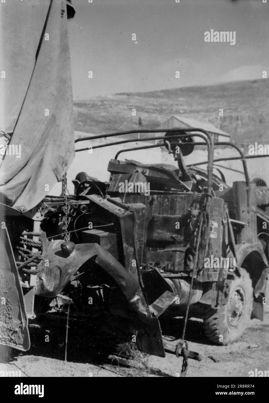 Relitto di un veicolo militare gravemente danneggiato in Palestina, il suo fronte schiacciato. Si tratta di una fotografia tratta da un album di scatti principalmente istantanee, c1929, durante l'occupazione della Palestina da parte dell'esercito britannico, con foto dalla Palestina e dal Regno Unito tra cui devil's Jump vicino a Churt nel Surrey e devil's Punch Bowl. L'addestramento sembra essere a Hursley Camp, vicino a Winchester. La Gran Bretagna amministrò la Palestina per conto della società delle Nazioni tra il 1920 e il 1948, un periodo denominato "mandato britannico”. Foto Stock