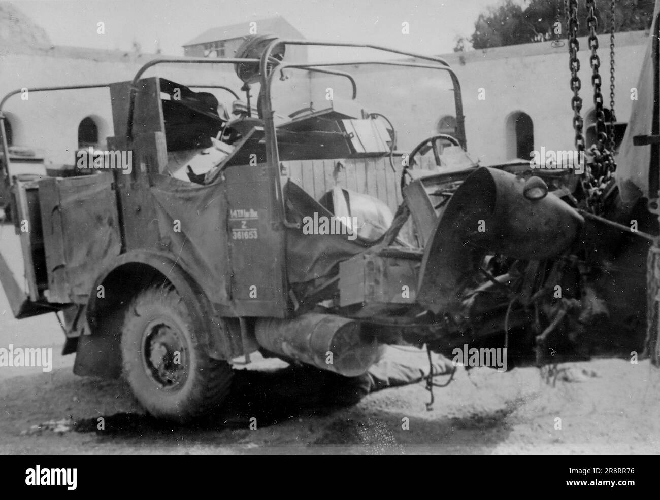 Un relitto di jeep dell'esercito, Bedford MW, il suo fronte quasi distrutto. Si tratta di una fotografia tratta da un album di scatti principalmente istantanee, c1929, durante l'occupazione della Palestina da parte dell'esercito britannico, con foto dalla Palestina e dal Regno Unito tra cui devil's Jump vicino a Churt nel Surrey e devil's Punch Bowl. L'addestramento sembra essere a Hursley Camp, vicino a Winchester. La Gran Bretagna amministrò la Palestina per conto della società delle Nazioni tra il 1920 e il 1948, un periodo denominato "mandato britannico”. Foto Stock