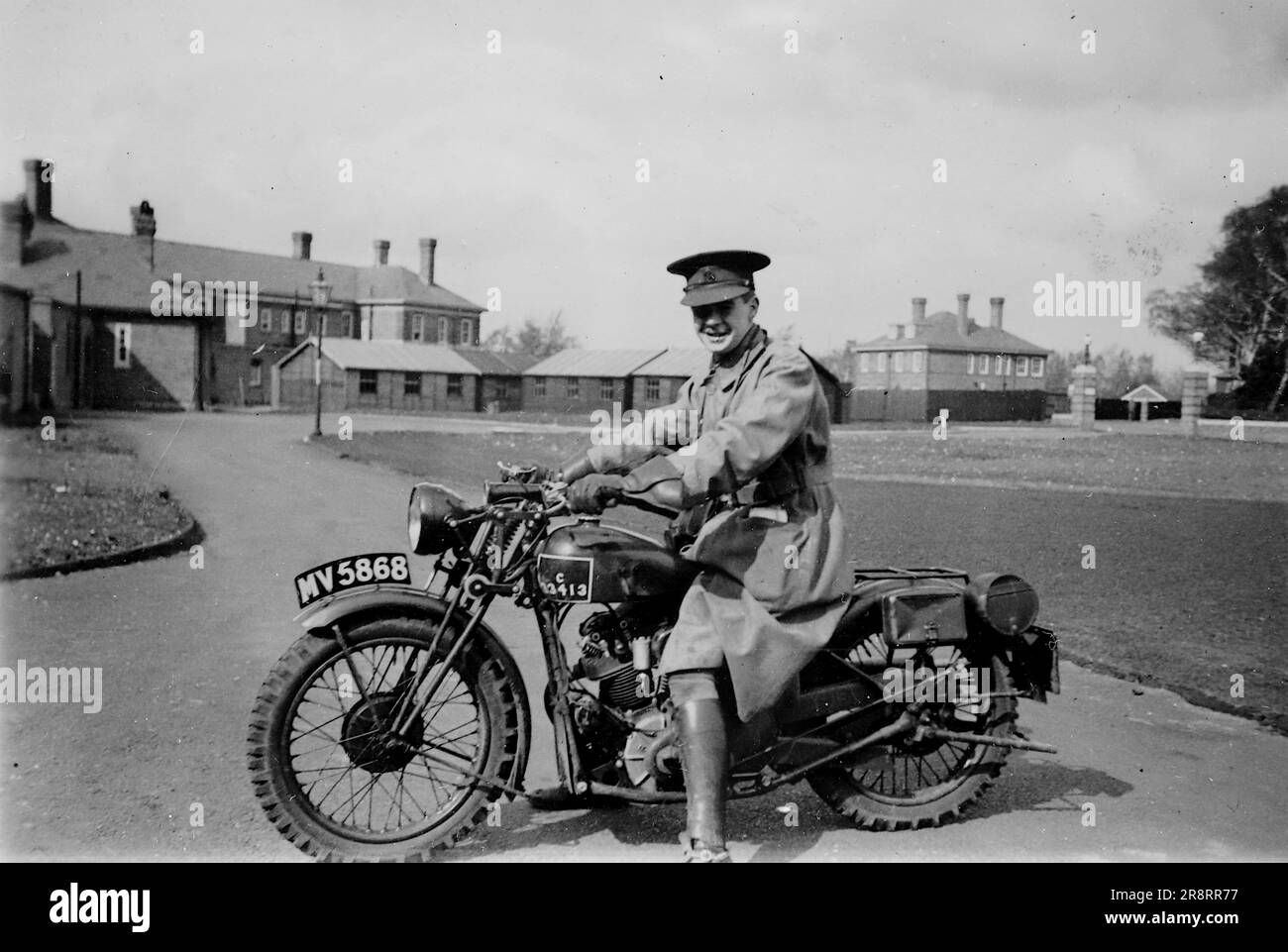 Un ufficiale su una motocicletta BSA dell'esercito con il caos dell'esercito sullo sfondo. Si tratta di una fotografia tratta da un album di scatti principalmente istantanee, c1929, durante l'occupazione della Palestina da parte dell'esercito britannico, con foto dalla Palestina e dal Regno Unito tra cui devil's Jump vicino a Churt nel Surrey e devil's Punch Bowl. L'addestramento sembra essere a Hursley Camp, vicino a Winchester. La Gran Bretagna amministrò la Palestina per conto della società delle Nazioni tra il 1920 e il 1948, un periodo denominato "mandato britannico”. Foto Stock
