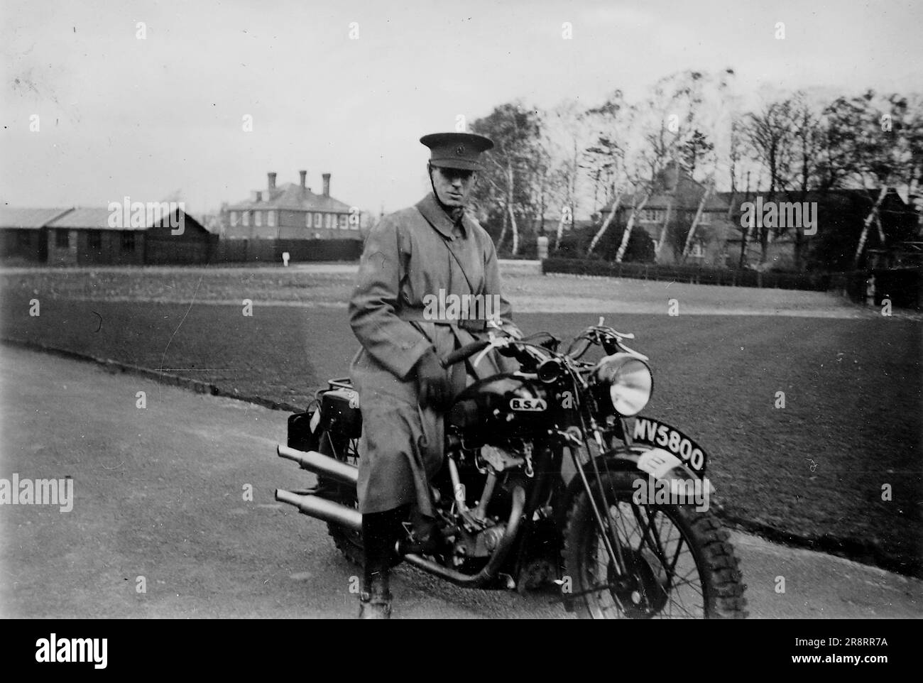 Un ufficiale in cappotto su una motocicletta BSA, in un campo di addestramento. Si tratta di una fotografia tratta da un album di scatti principalmente istantanee, c1929, durante l'occupazione della Palestina da parte dell'esercito britannico, con foto dalla Palestina e dal Regno Unito tra cui devil's Jump vicino a Churt nel Surrey e devil's Punch Bowl. L'addestramento sembra essere a Hursley Camp, vicino a Winchester. La Gran Bretagna amministrò la Palestina per conto della società delle Nazioni tra il 1920 e il 1948, un periodo denominato "mandato britannico”. Foto Stock