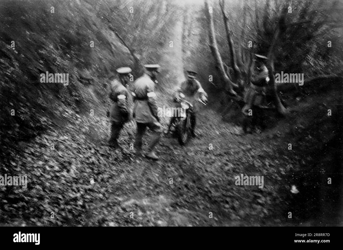 Un gruppo di motociclisti dell'esercito in una zona boscosa vicino al Devils Jump. Si tratta di una fotografia tratta da un album di scatti principalmente istantanee, c1929, durante l'occupazione della Palestina da parte dell'esercito britannico, con foto dalla Palestina e dal Regno Unito tra cui devil's Jump vicino a Churt nel Surrey e devil's Punch Bowl. L'addestramento sembra essere a Hursley Camp, vicino a Winchester. La Gran Bretagna amministrò la Palestina per conto della società delle Nazioni tra il 1920 e il 1948, un periodo denominato "mandato britannico”. Foto Stock