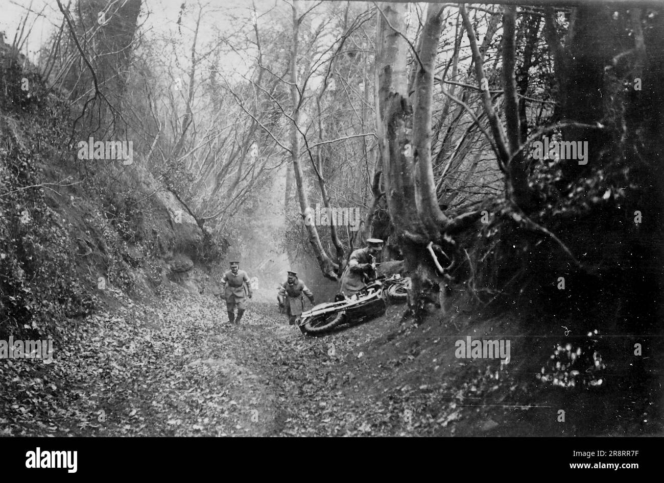 Un gruppo militare nel bosco con una motocicletta al suo fianco, addestramento. Si tratta di una fotografia tratta da un album di scatti principalmente istantanee, c1929, durante l'occupazione della Palestina da parte dell'esercito britannico, con foto dalla Palestina e dal Regno Unito tra cui devil's Jump vicino a Churt nel Surrey e devil's Punch Bowl. L'addestramento sembra essere a Hursley Camp, vicino a Winchester. La Gran Bretagna amministrò la Palestina per conto della società delle Nazioni tra il 1920 e il 1948, un periodo denominato "mandato britannico”. Foto Stock