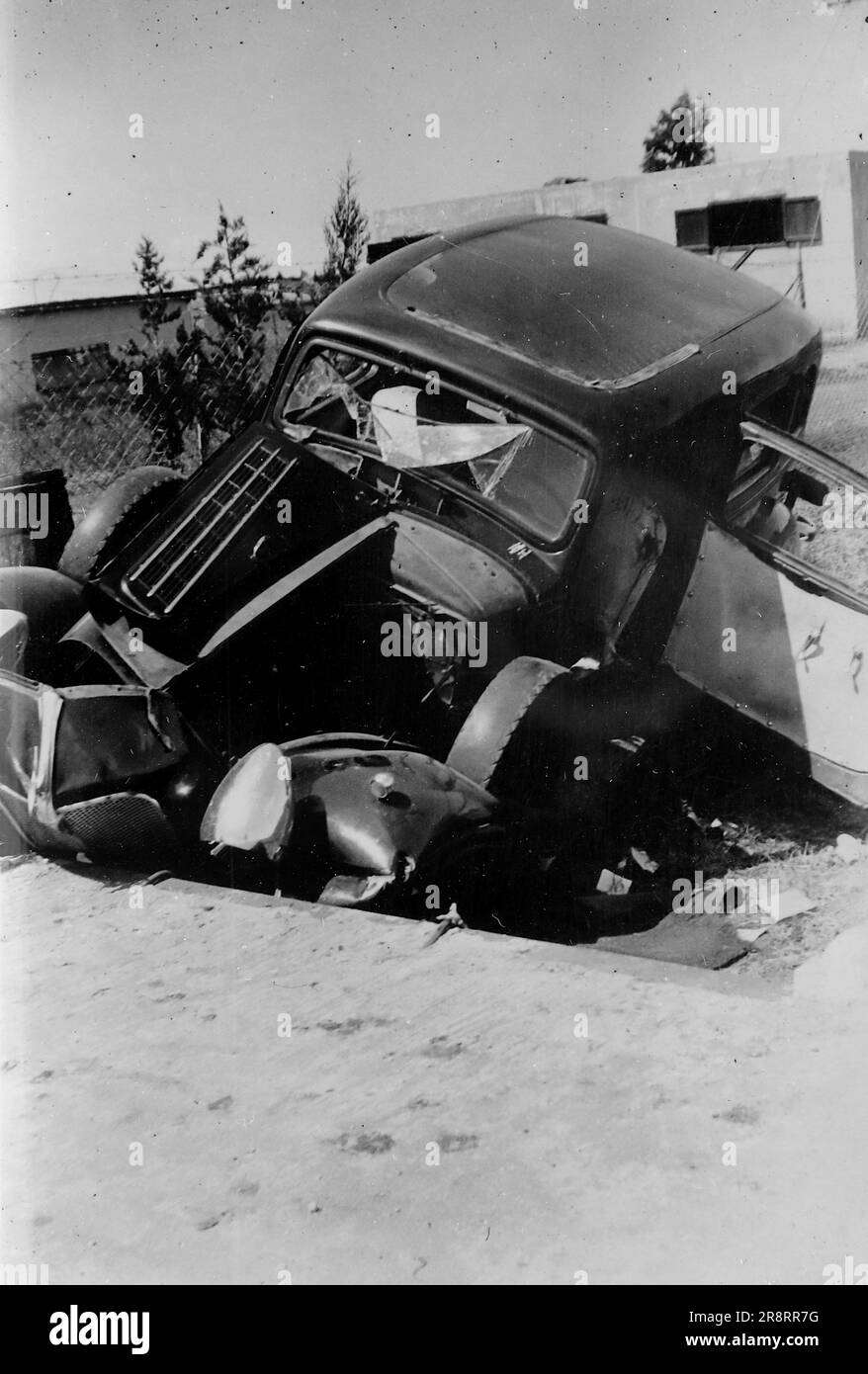 Un'auto a motore, il suo fronte distrutto da una miniera, Palestina. Si tratta di una fotografia tratta da un album di scatti principalmente istantanee, c1929, durante l'occupazione della Palestina da parte dell'esercito britannico, con foto dalla Palestina e dal Regno Unito tra cui devil's Jump vicino a Churt nel Surrey e devil's Punch Bowl. L'addestramento sembra essere a Hursley Camp, vicino a Winchester. La Gran Bretagna amministrò la Palestina per conto della società delle Nazioni tra il 1920 e il 1948, un periodo denominato "mandato britannico”. Foto Stock