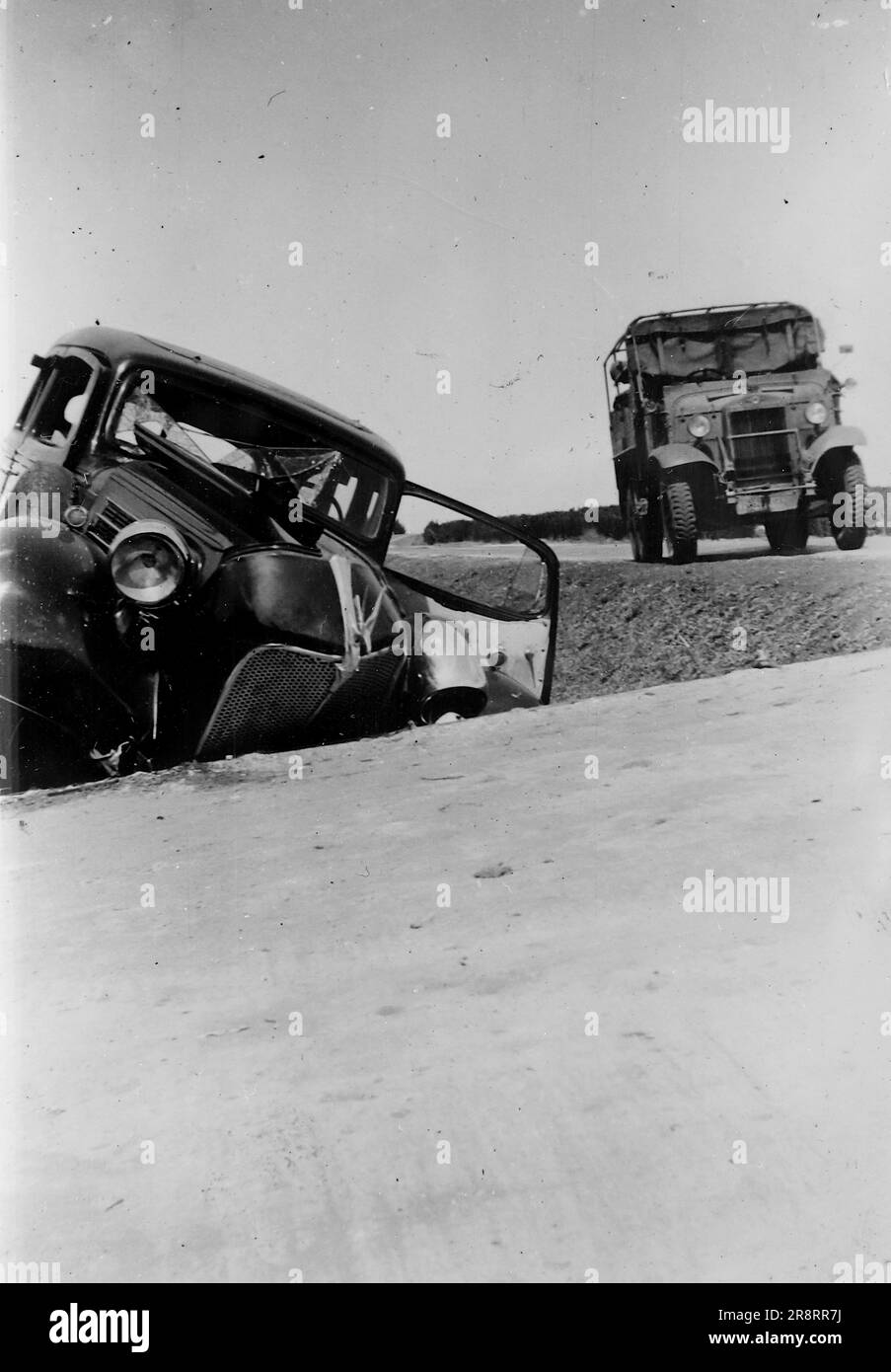 Relitto di un'auto con una jeep dell'esercito in avvicinamento, Palestina. Si tratta di una fotografia tratta da un album di scatti principalmente istantanee, c1929, durante l'occupazione della Palestina da parte dell'esercito britannico, con foto dalla Palestina e dal Regno Unito tra cui devil's Jump vicino a Churt nel Surrey e devil's Punch Bowl. L'addestramento sembra essere a Hursley Camp, vicino a Winchester. La Gran Bretagna amministrò la Palestina per conto della società delle Nazioni tra il 1920 e il 1948, un periodo denominato "mandato britannico”. Foto Stock