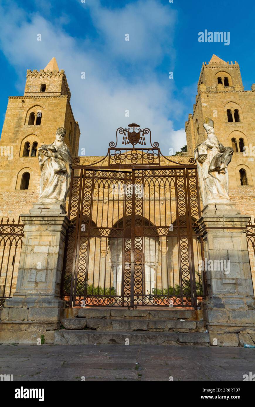Cefalù, Sicilia, Italia, la cattedrale di Cefalù (in italiano: Duomo di Cefalù) è una basilica cattolica romana e patrimonio dell'umanità dell'UNESCO Foto Stock