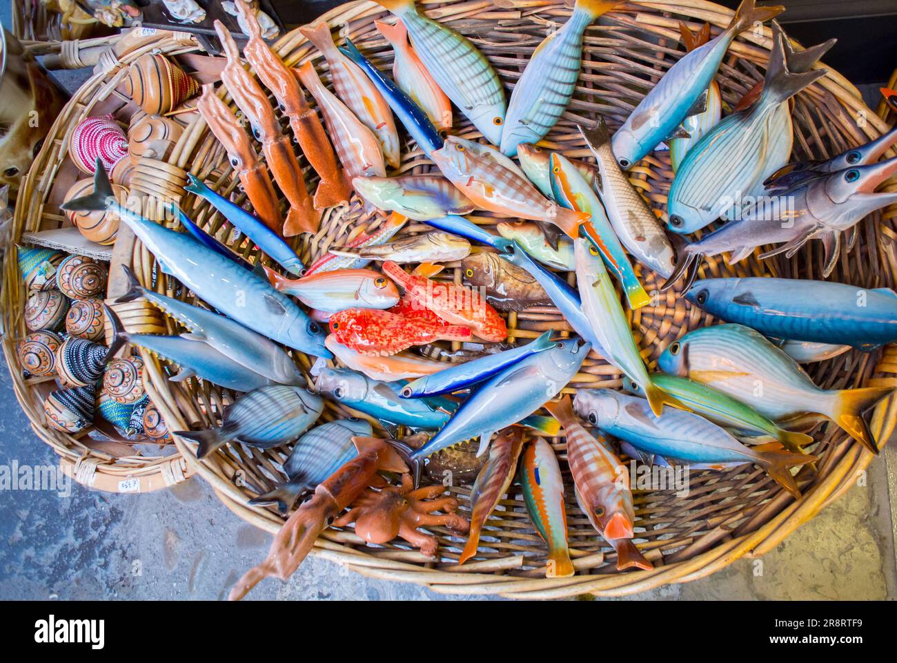 Cefalù, Sicilia, Italia, tradizionale oggetto di pesce in porcellana in un negozio di souvenir. Foto Stock