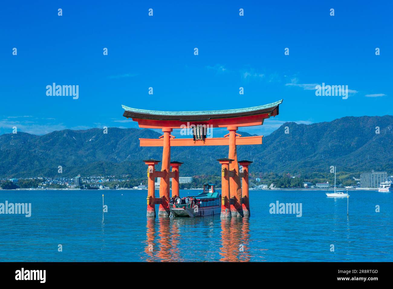 Grande Torii a Miyajima e imbarcazioni da diporto in autunno Foto Stock