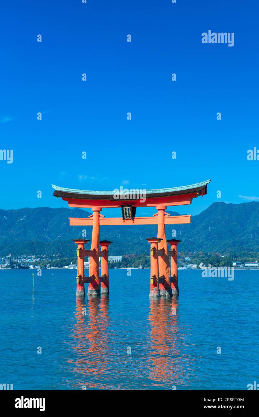 Grande Torii a Miyajima in autunno Foto Stock