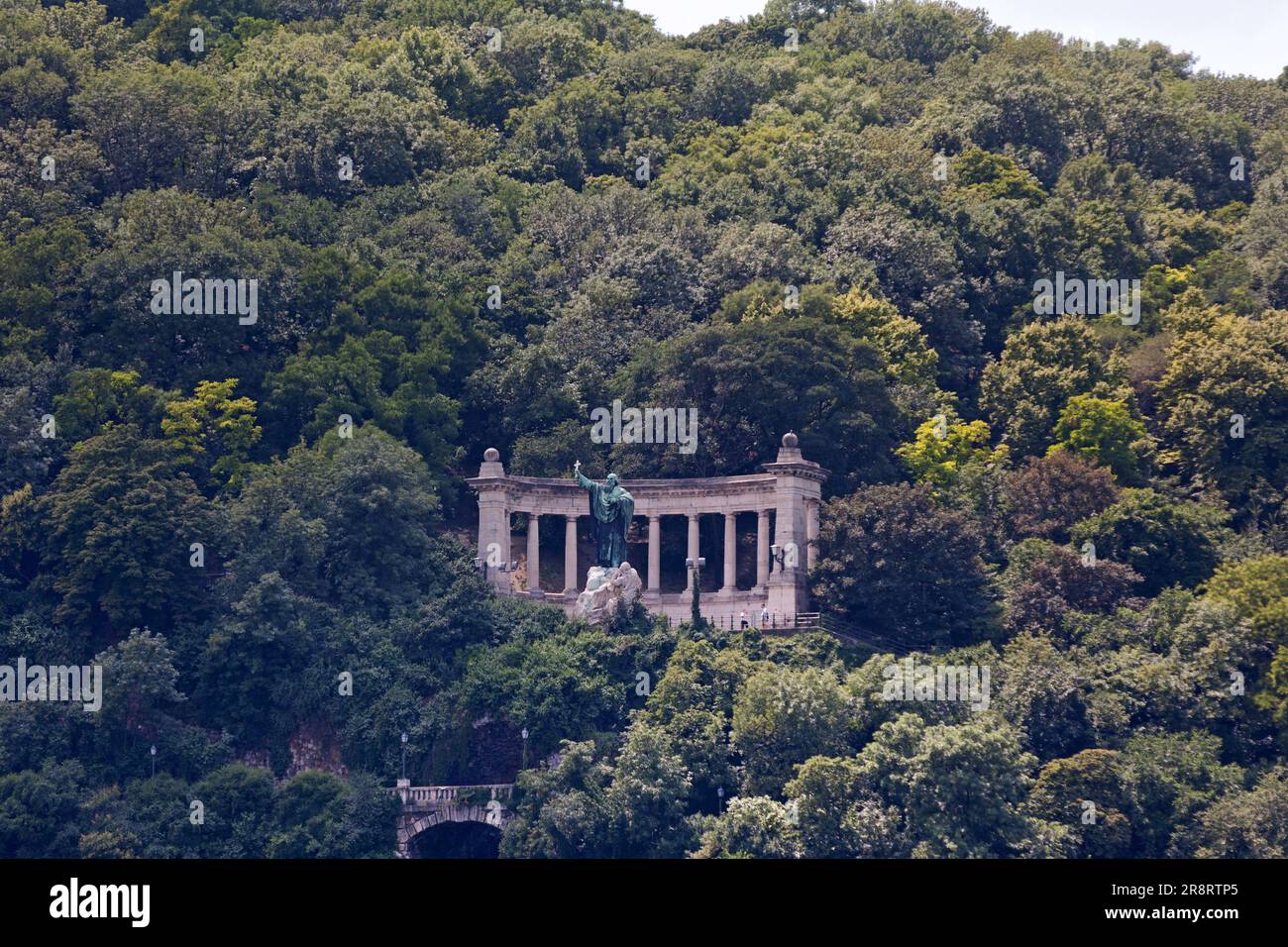 St La statua di Gerard Sagredo è una struttura colonnata su una collina a Budapest (Ungheria) con un'imponente statua di un monaco dell'XI secolo. Foto Stock