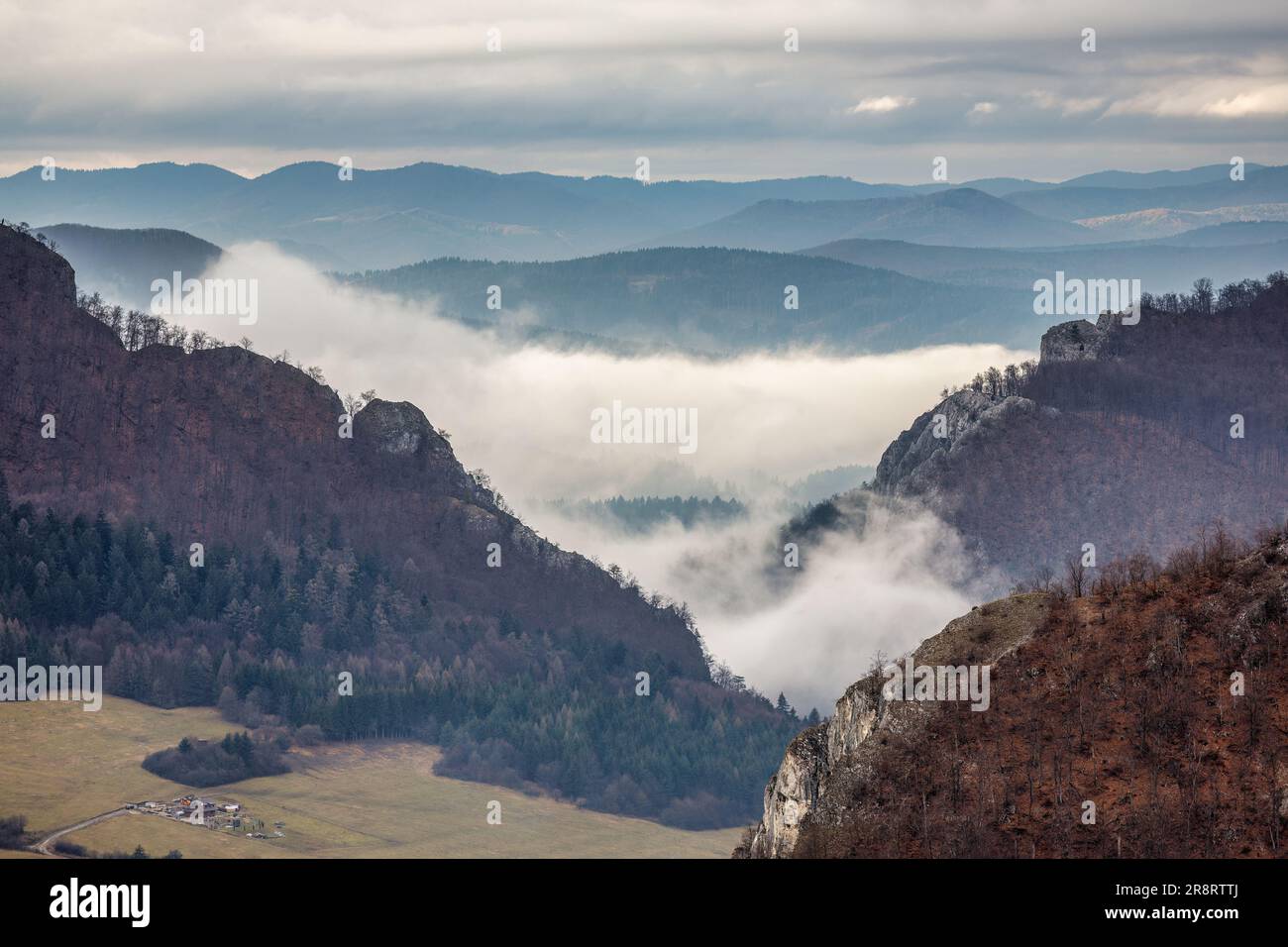 Paesaggio montuoso con valli nebbiose al tramonto. La Gola di Maninska nel nord-ovest della Slovacchia, in Europa. Foto Stock