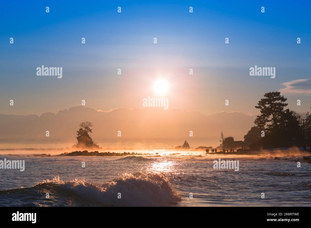Il sole mattutino della costa di Amaharashi e della catena montuosa di Tateyama Foto Stock